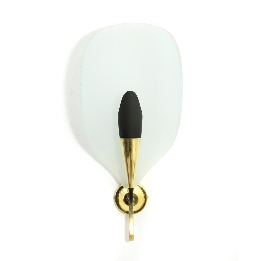 Italian manufactured wall lamp produced in the 1950s.
Wall support in brass and black painted metal.
Diffuser in curved satin glass.
Good general conditions, some signs due to normal use over time.

Dimensions: Length 16 cm, depth 10 cm, height