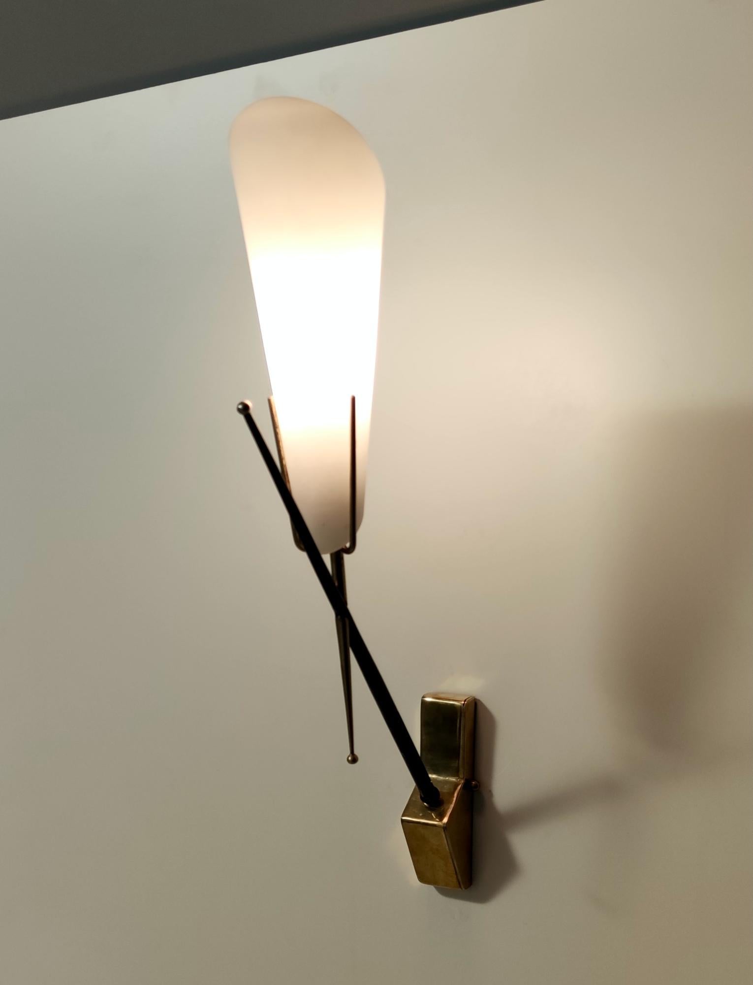 Midcentury Brass and Etched Glass Sconces in the Style of Stilnovo, Italy In Good Condition In Bresso, Lombardy