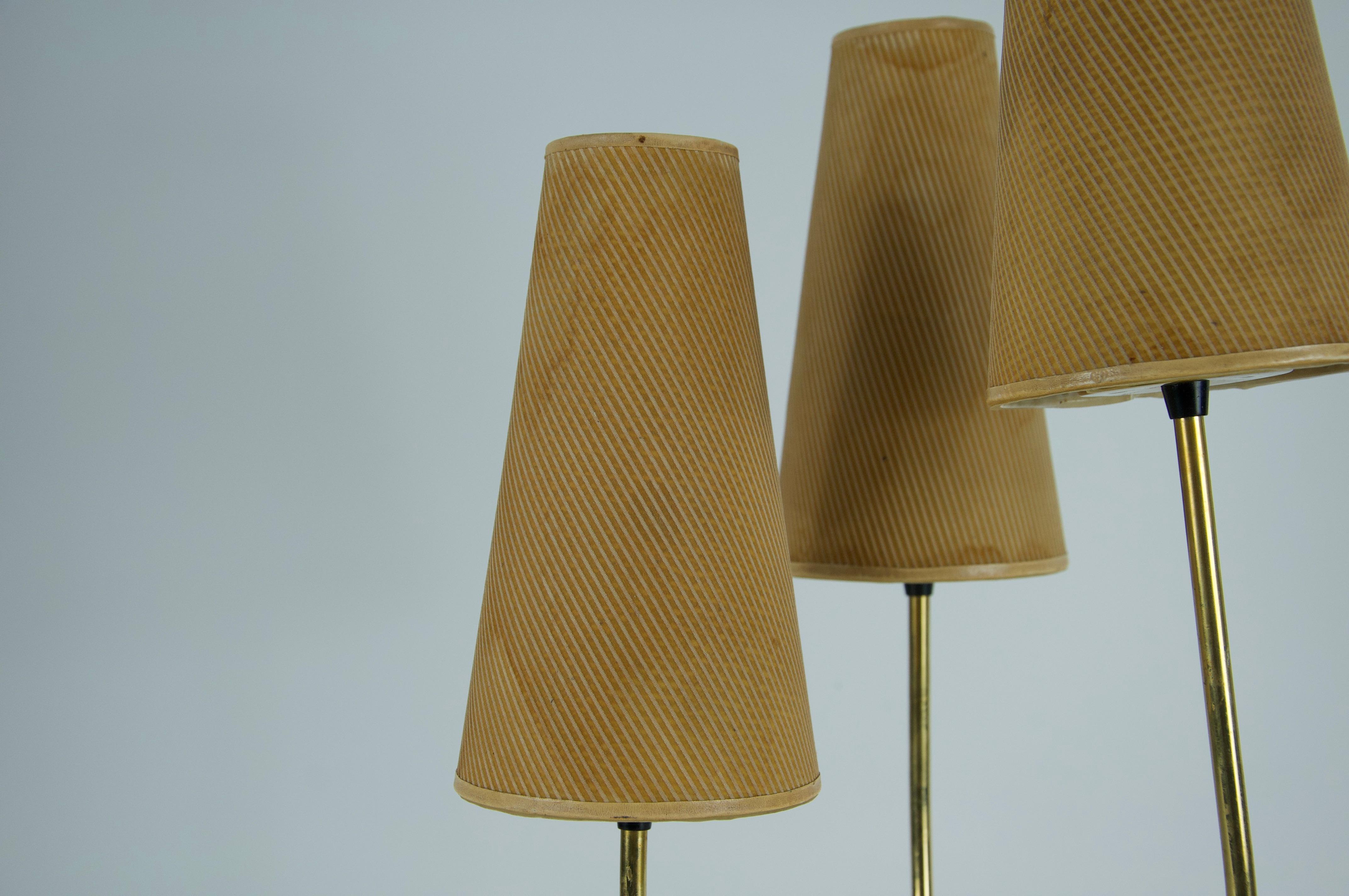 Lámpara de sobremesa de latón y pantalla de tela de mediados de siglo, por Rupert Nikoll, años 60 en venta 3