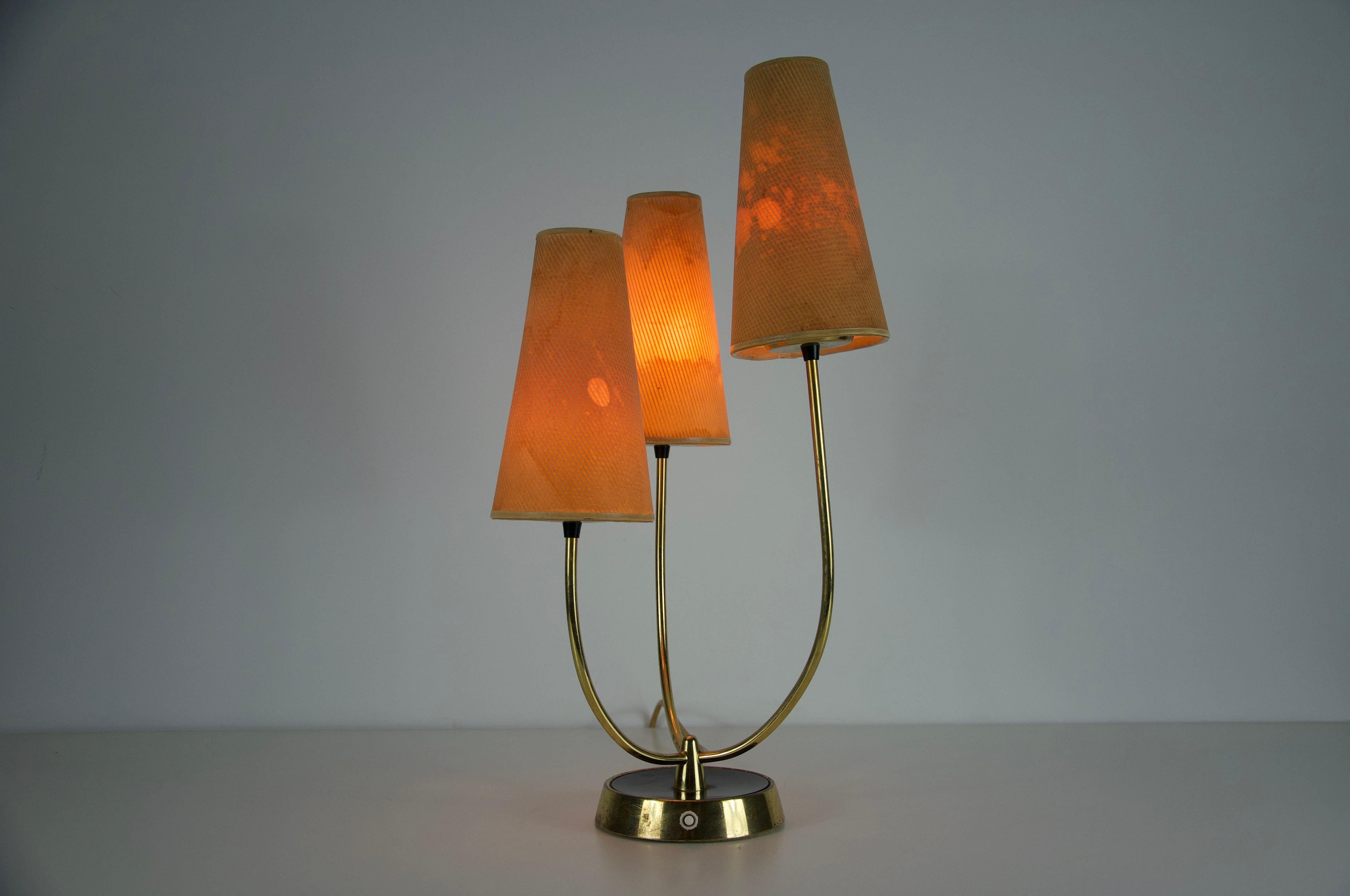 Lámpara de sobremesa de latón y pantalla de tela de mediados de siglo, por Rupert Nikoll, años 60 en venta 4