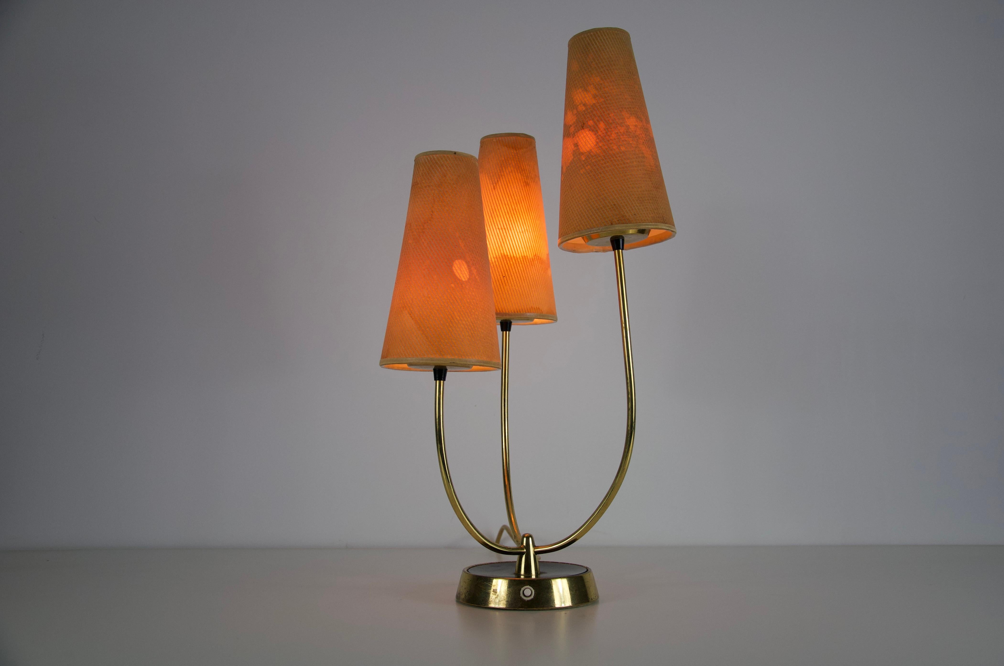 Lámpara de sobremesa de latón y pantalla de tela de mediados de siglo, por Rupert Nikoll, años 60 en venta 5