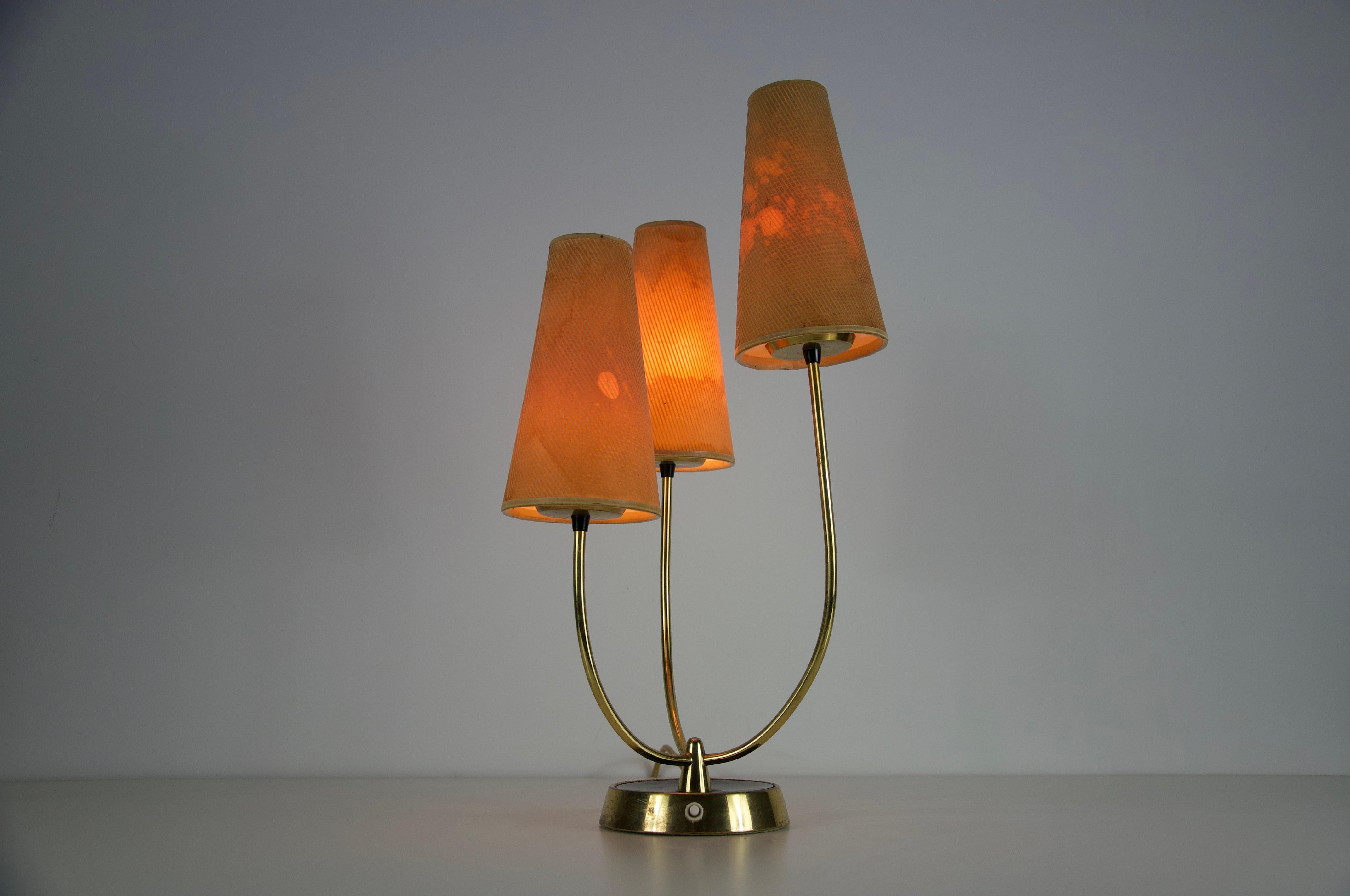 Lámpara de sobremesa de latón y pantalla de tela de mediados de siglo, por Rupert Nikoll, años 60 en venta 6