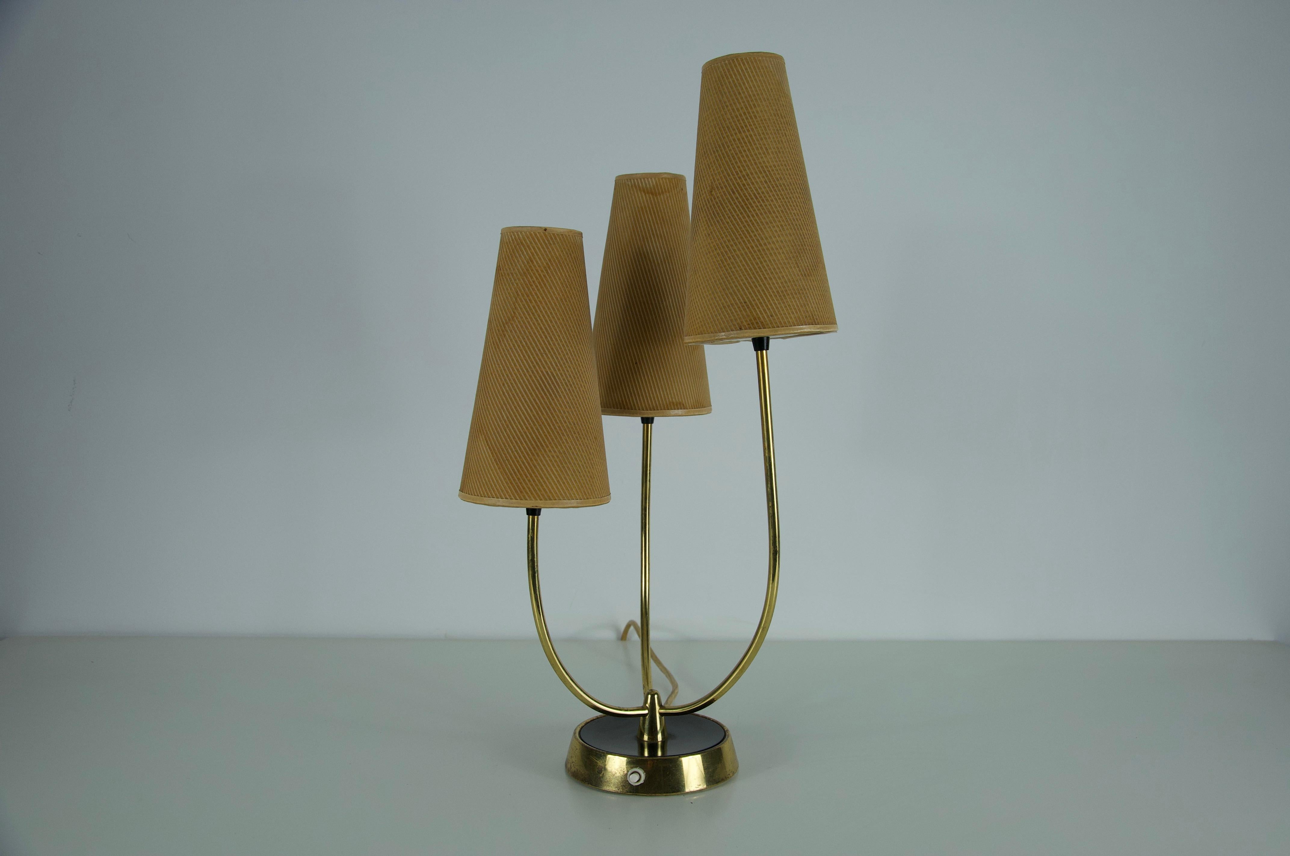 Lámpara de sobremesa de latón y pantalla de tela de mediados de siglo, por Rupert Nikoll, años 60 Moderno de mediados de siglo en venta