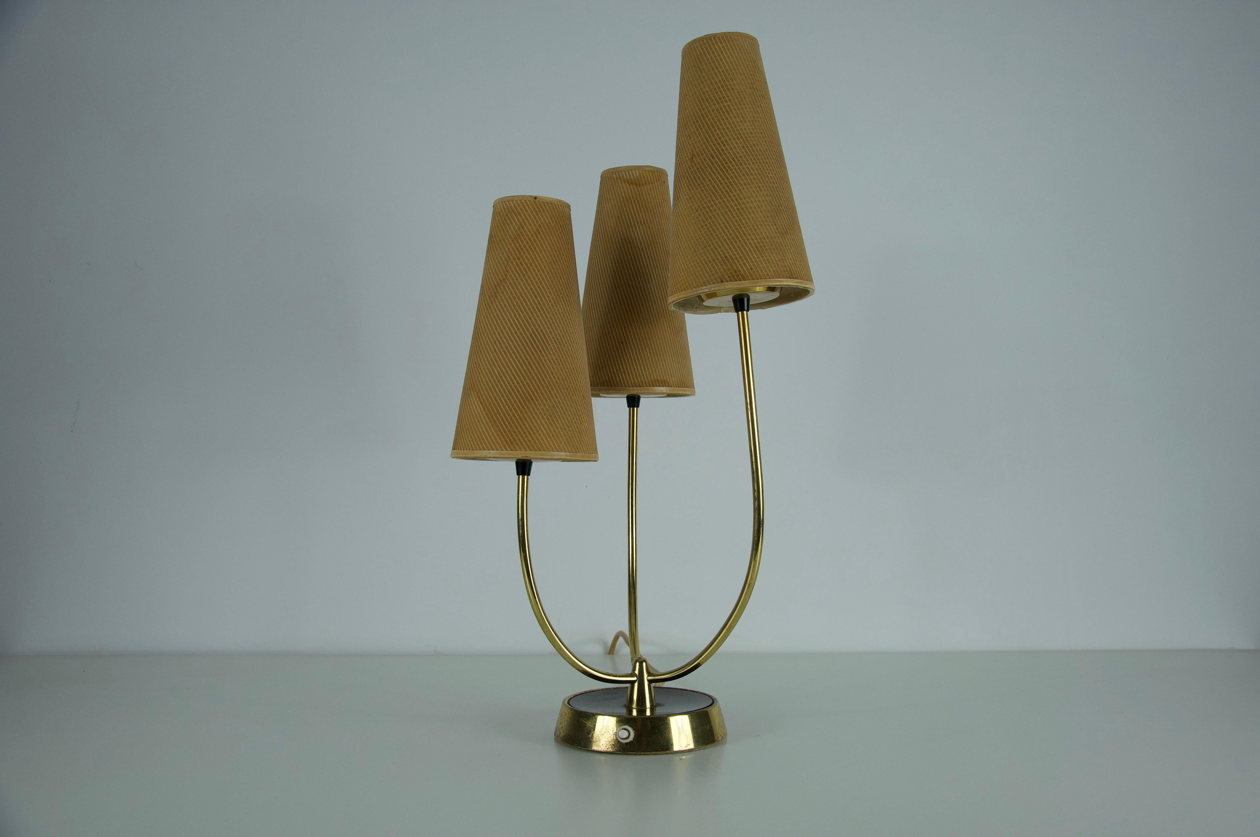 Lámpara de sobremesa de latón y pantalla de tela de mediados de siglo, por Rupert Nikoll, años 60 Austríaco en venta