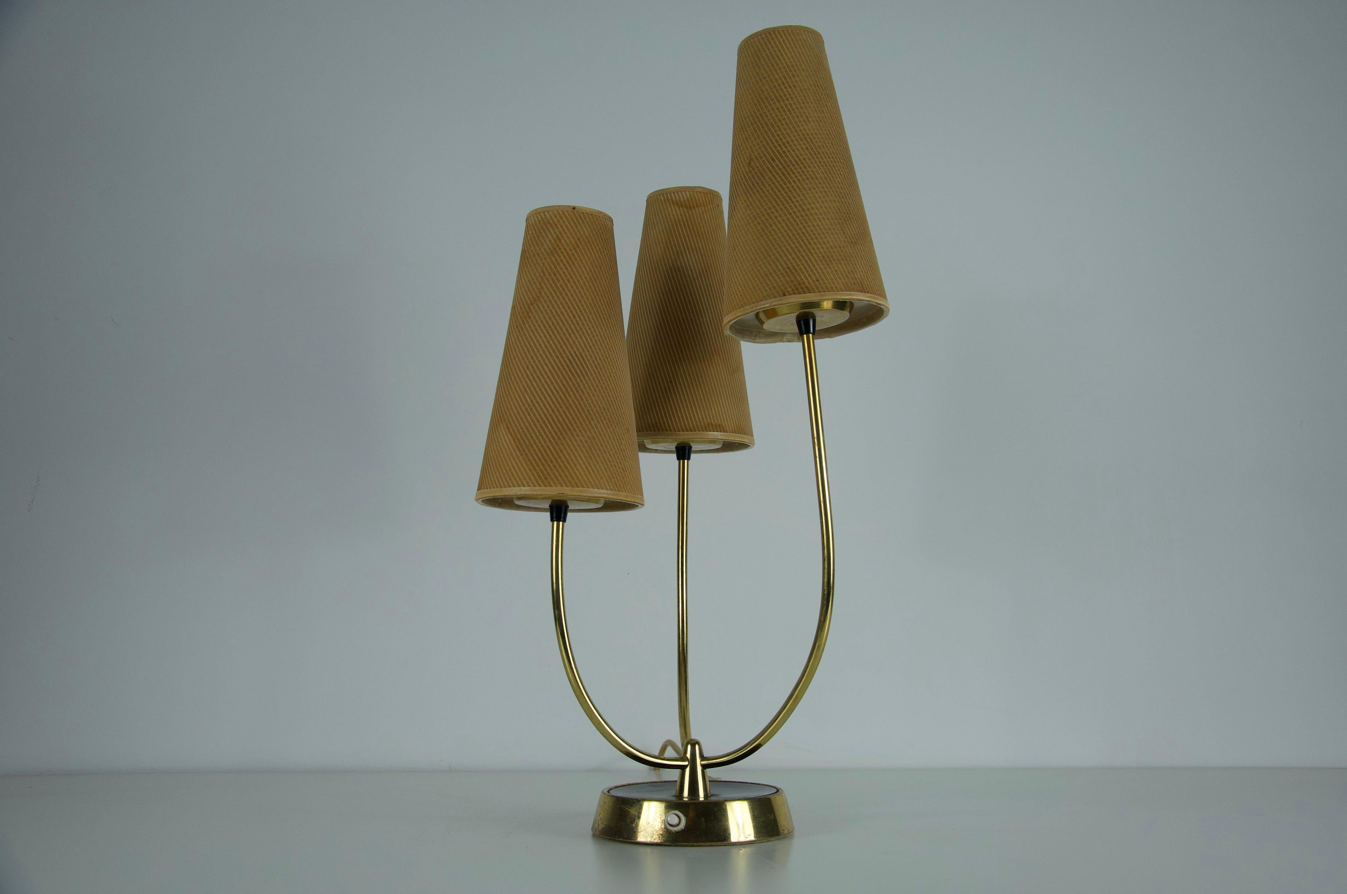 Lámpara de sobremesa de latón y pantalla de tela de mediados de siglo, por Rupert Nikoll, años 60 en Bueno estado para la venta en Hagenbach, DE