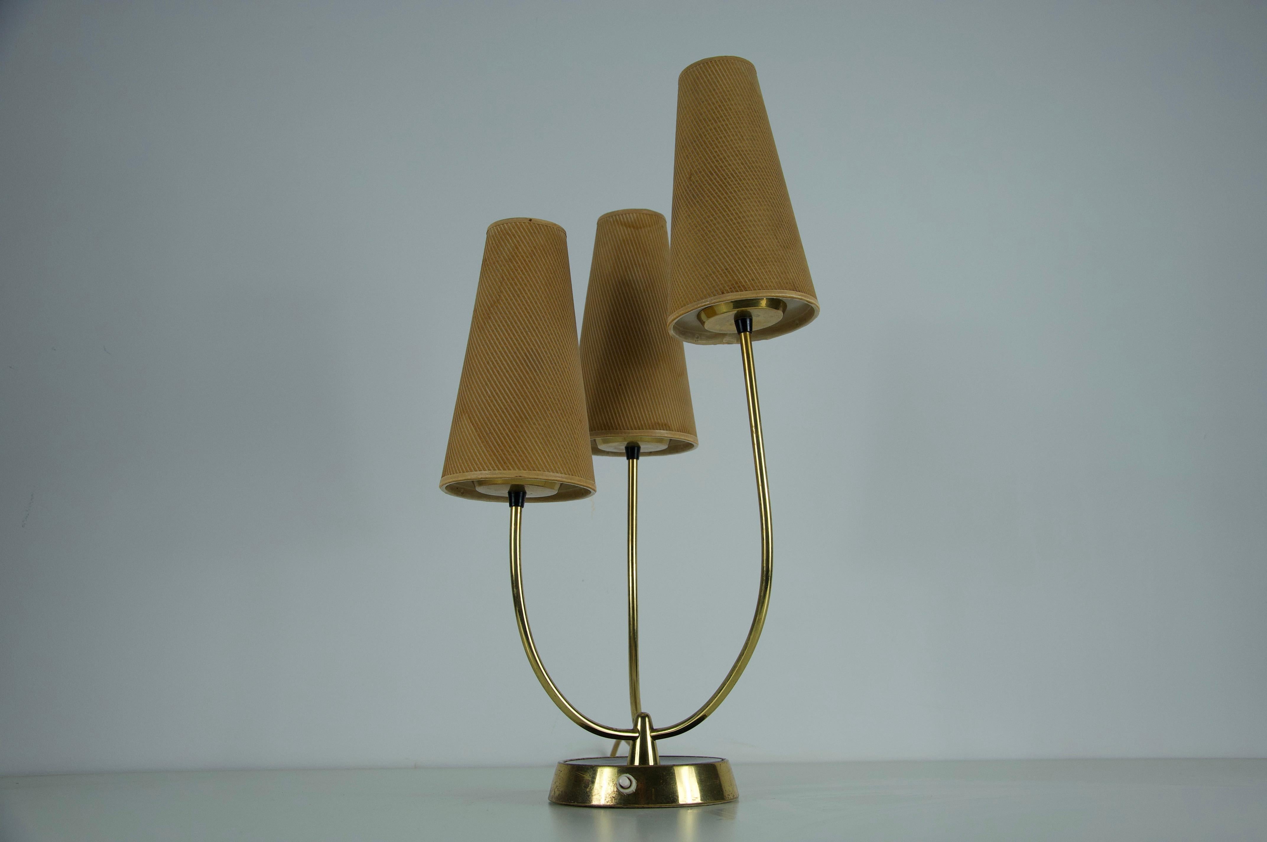 Lámpara de sobremesa de latón y pantalla de tela de mediados de siglo, por Rupert Nikoll, años 60 mediados del siglo XX en venta