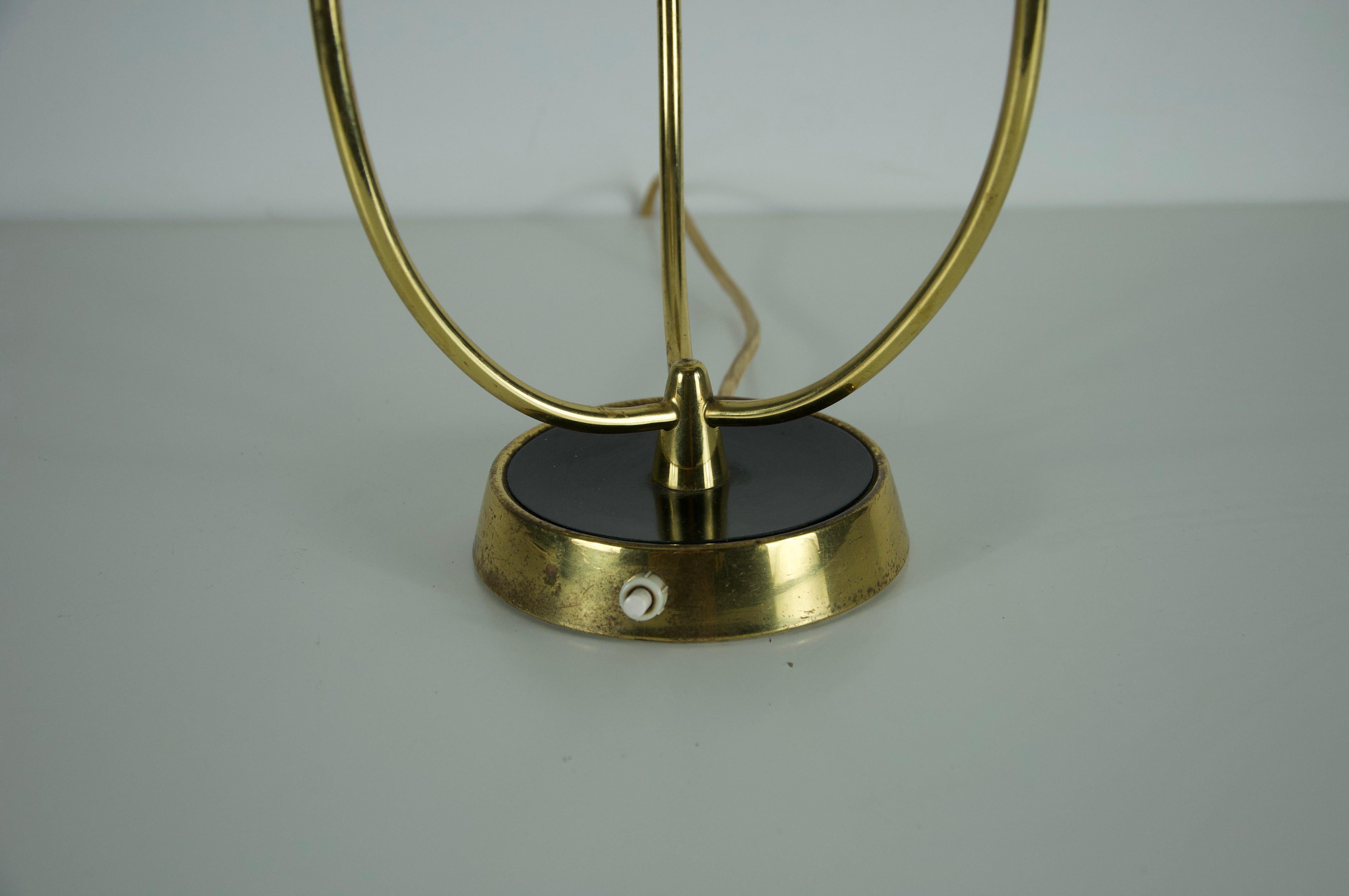 Lámpara de sobremesa de latón y pantalla de tela de mediados de siglo, por Rupert Nikoll, años 60 Tela en venta