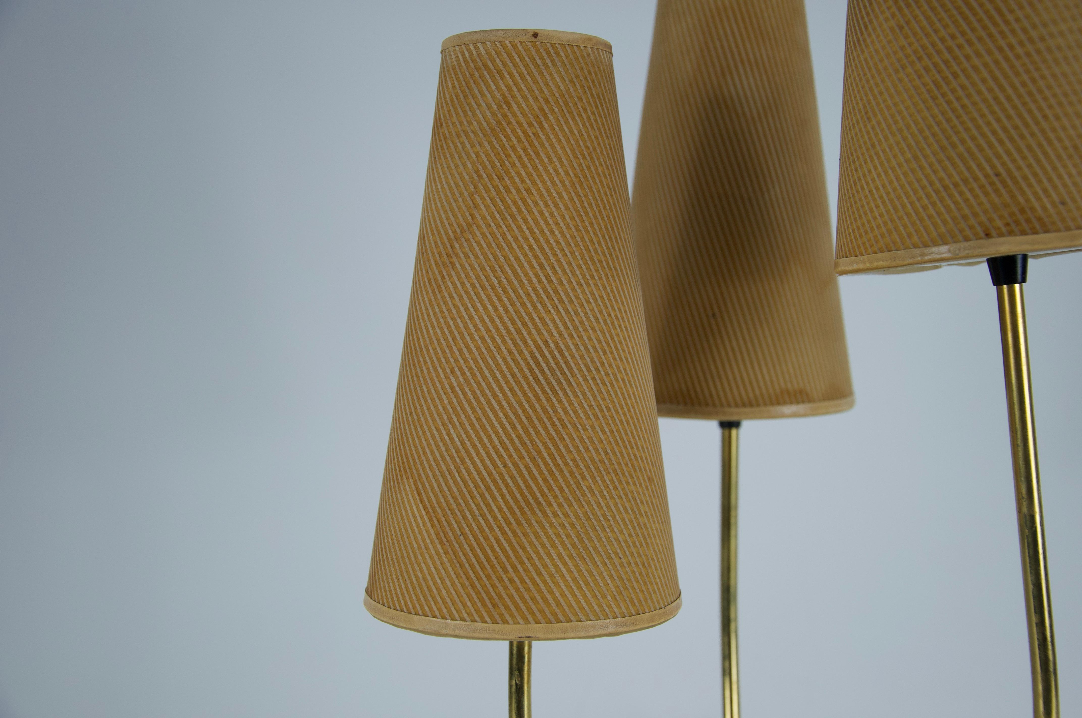 Lámpara de sobremesa de latón y pantalla de tela de mediados de siglo, por Rupert Nikoll, años 60 en venta 1