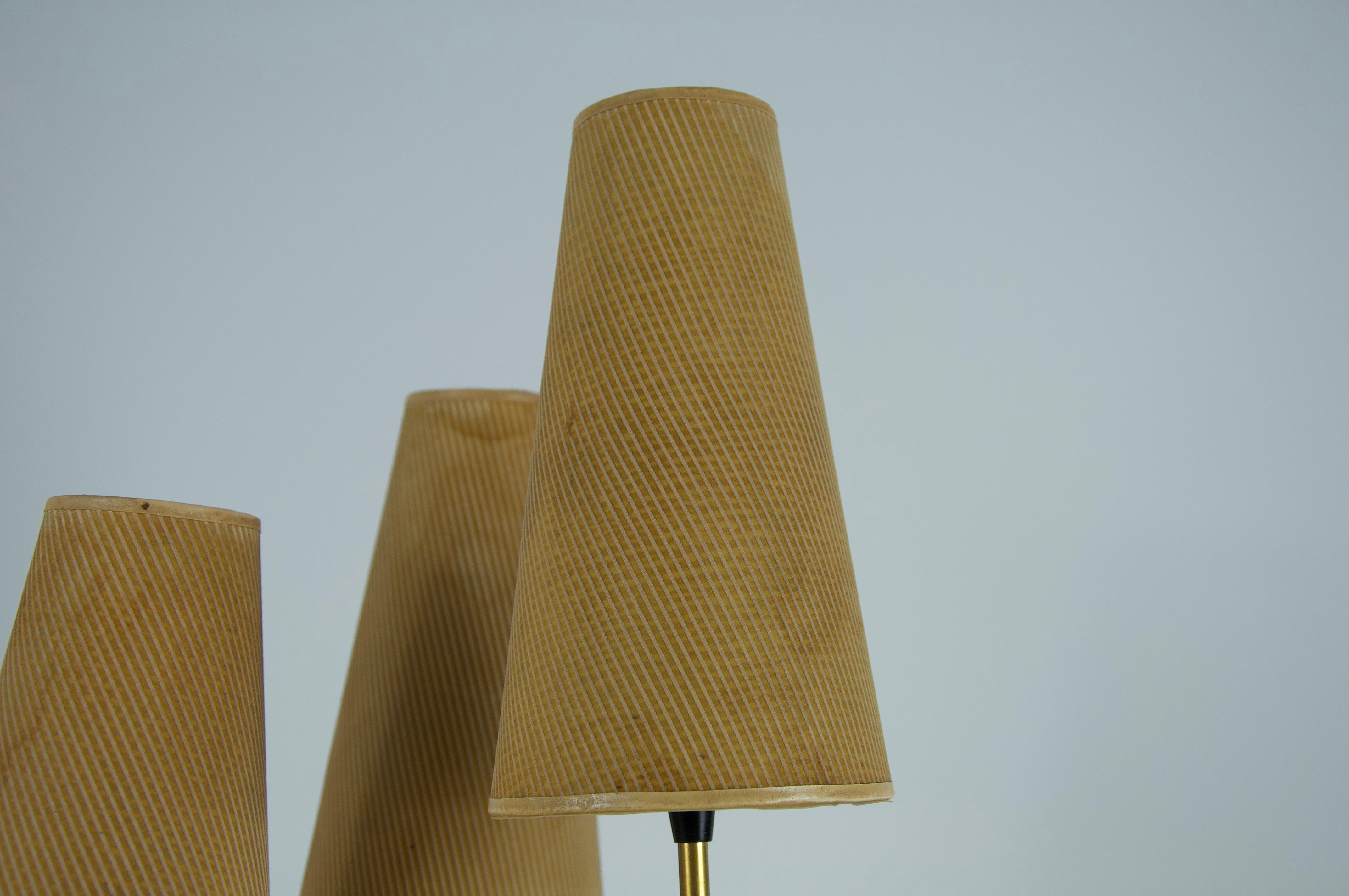 Lámpara de sobremesa de latón y pantalla de tela de mediados de siglo, por Rupert Nikoll, años 60 en venta 2