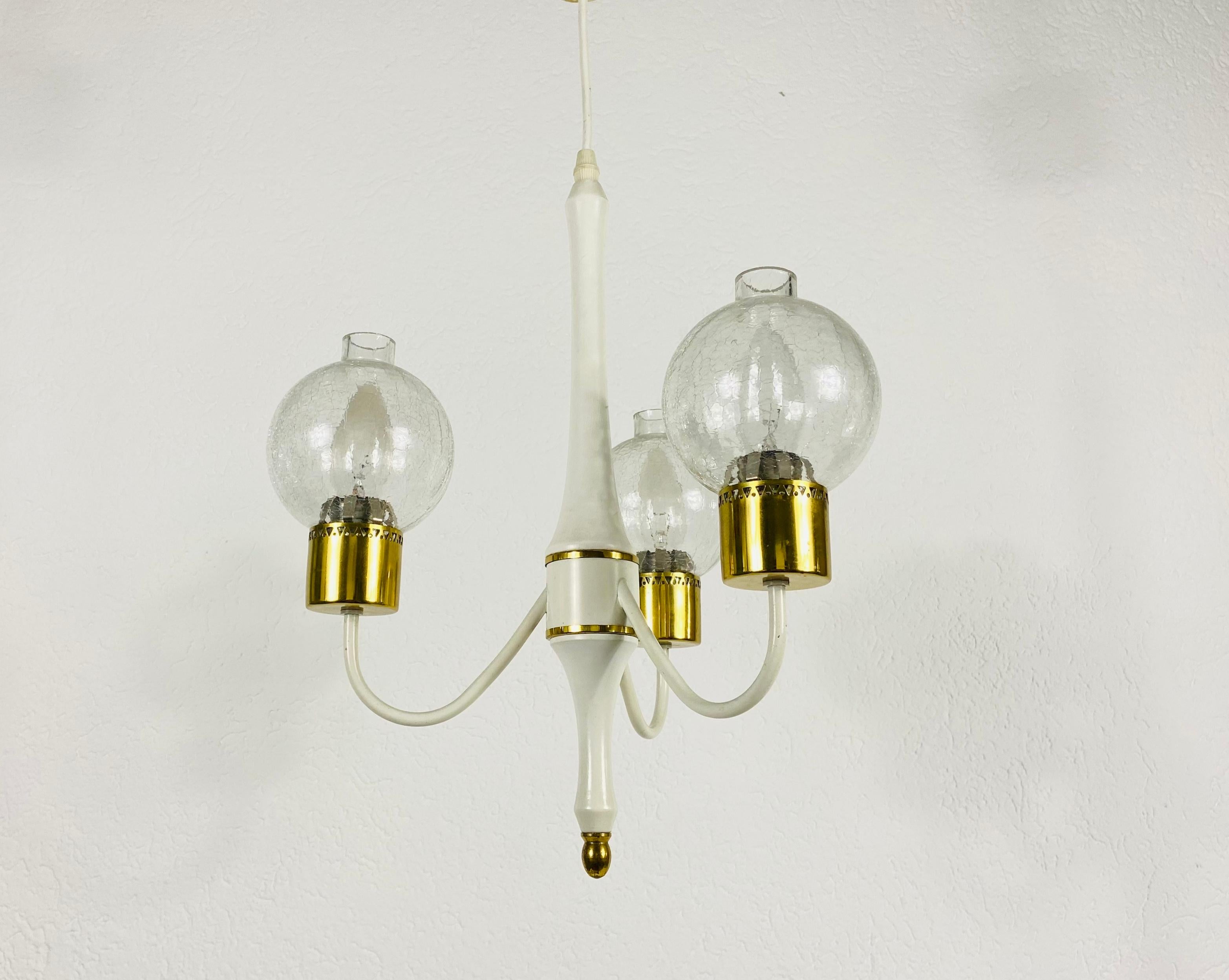 Metallo Lampadario a tulipano a 3 bracci in ottone e vetro del Medioevo, anni '60 in vendita