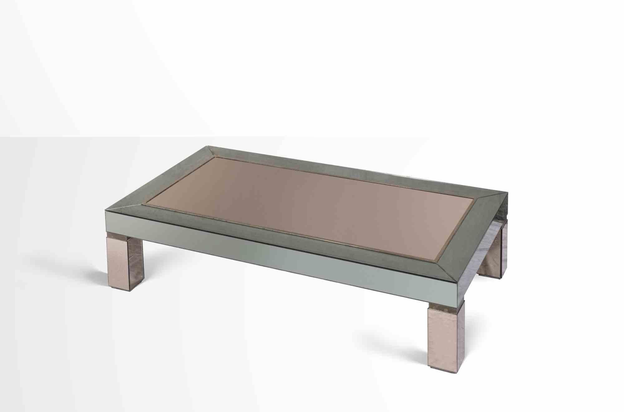 Table basse en laiton et verre réalisée par une manufacture italienne dans les années 1960.

Très bon état.
