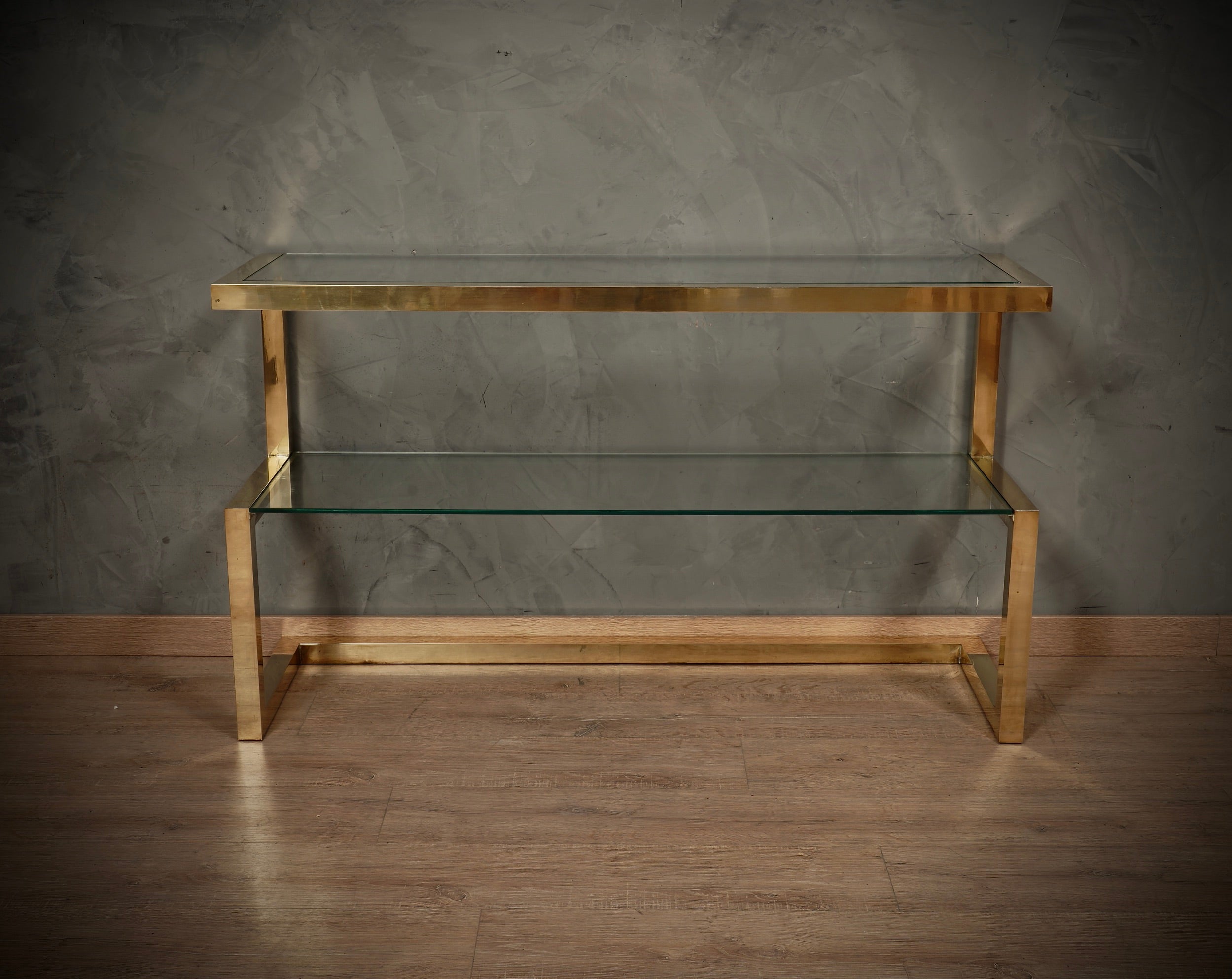 Du pur style italien pour une console au design étonnant. Tout en raffinement et en style, elle ne connaît aucune limite. Inspiré d'un design linéaire et discret d'un point de vue visuel, ce bureau charismatique possède un design intemporel