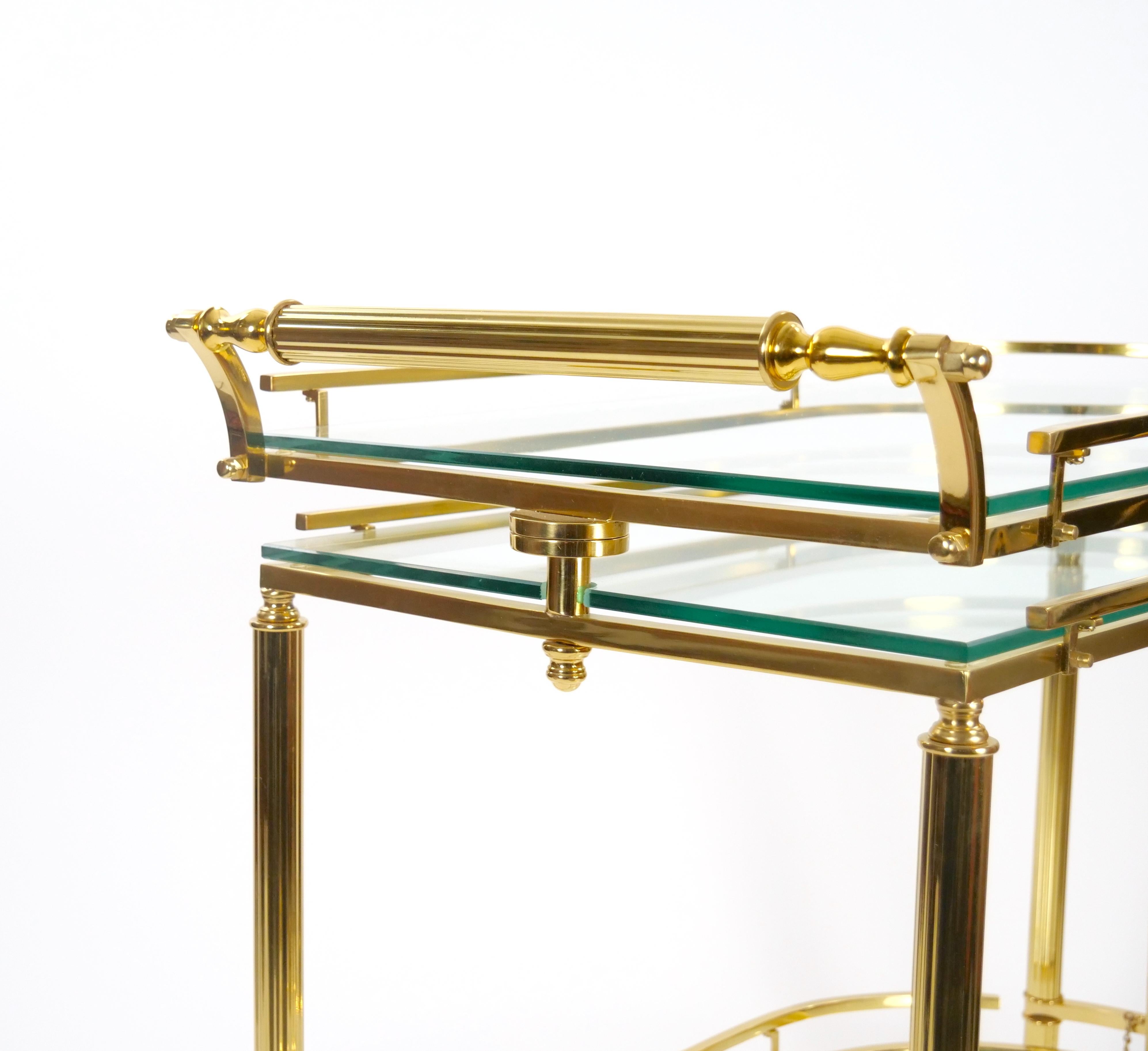 Carrito de bar basculante italiano de latón y cristal de mediados de siglo en venta 10