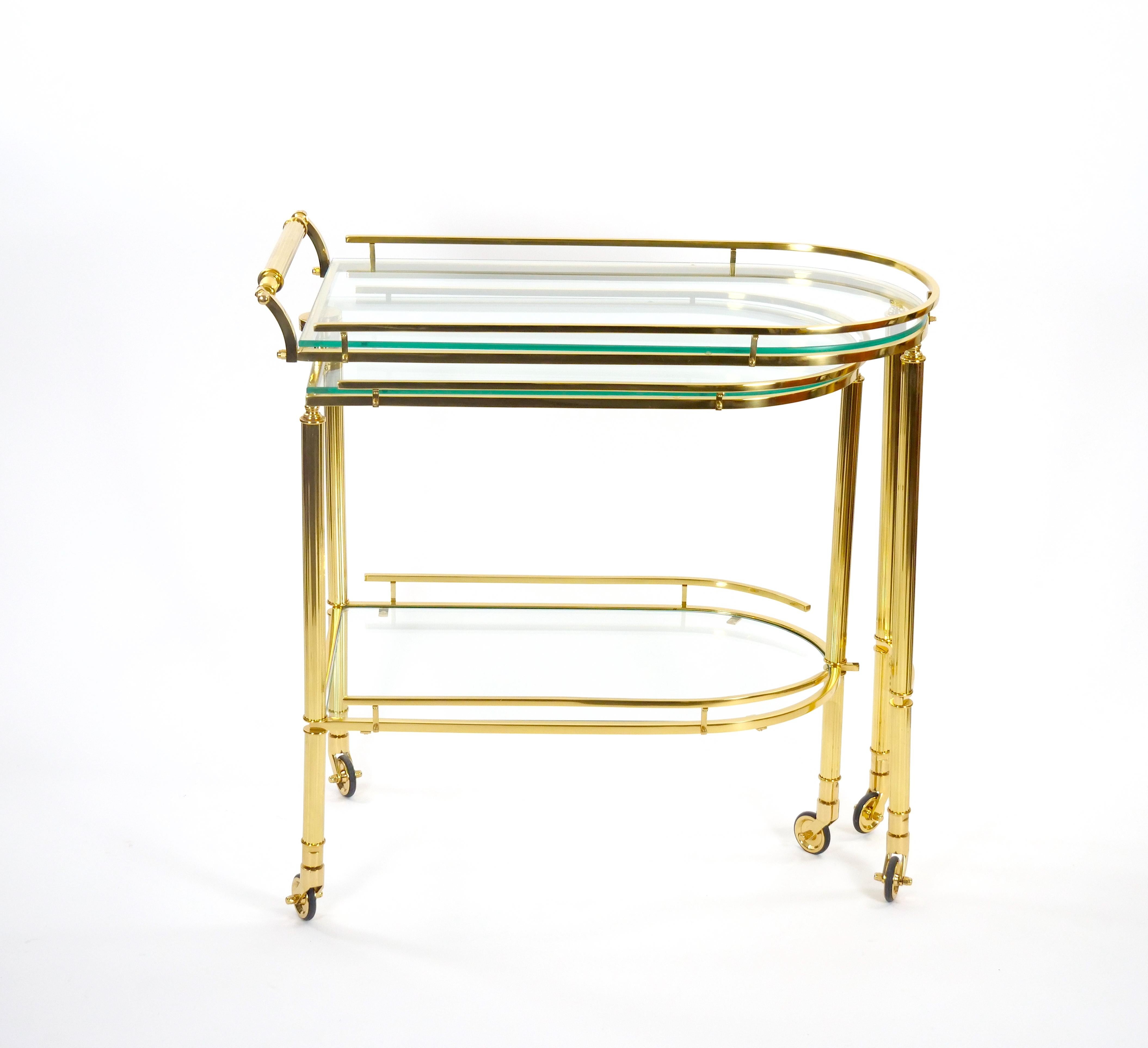 Carrito de bar basculante italiano de latón y cristal de mediados de siglo Italiano en venta