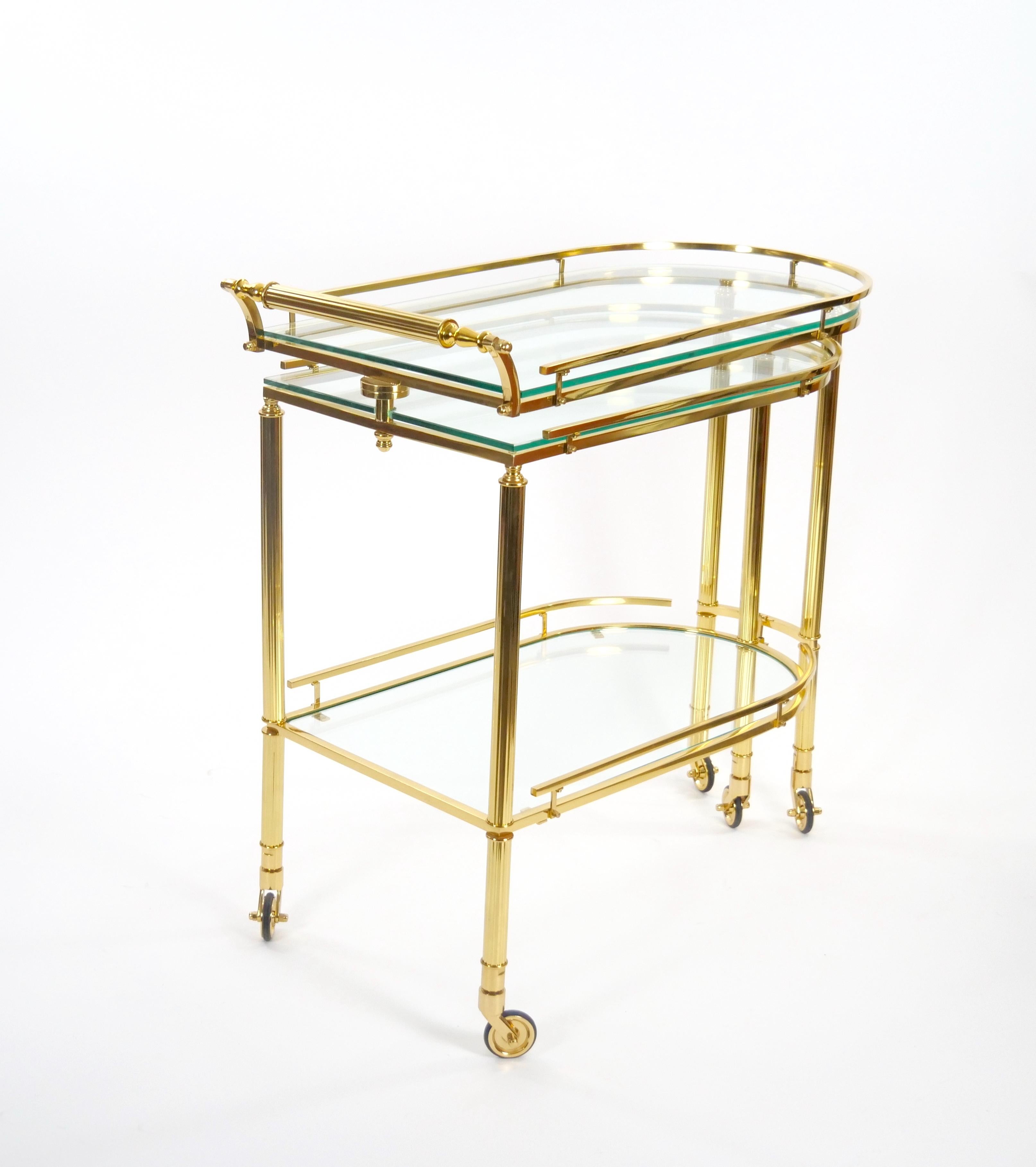 Carrito de bar basculante italiano de latón y cristal de mediados de siglo Dorado en venta