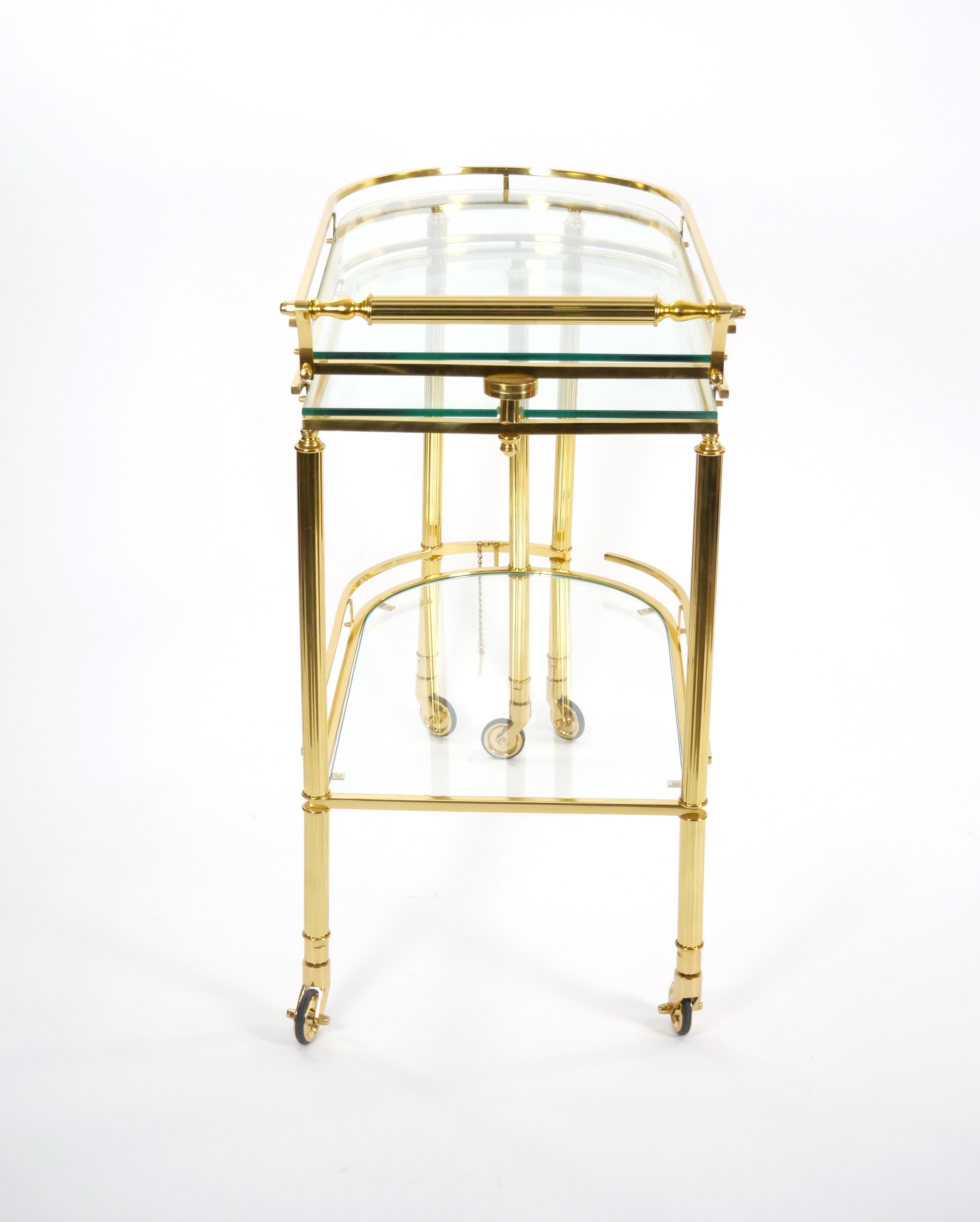 Carrito de bar basculante italiano de latón y cristal de mediados de siglo mediados del siglo XX en venta