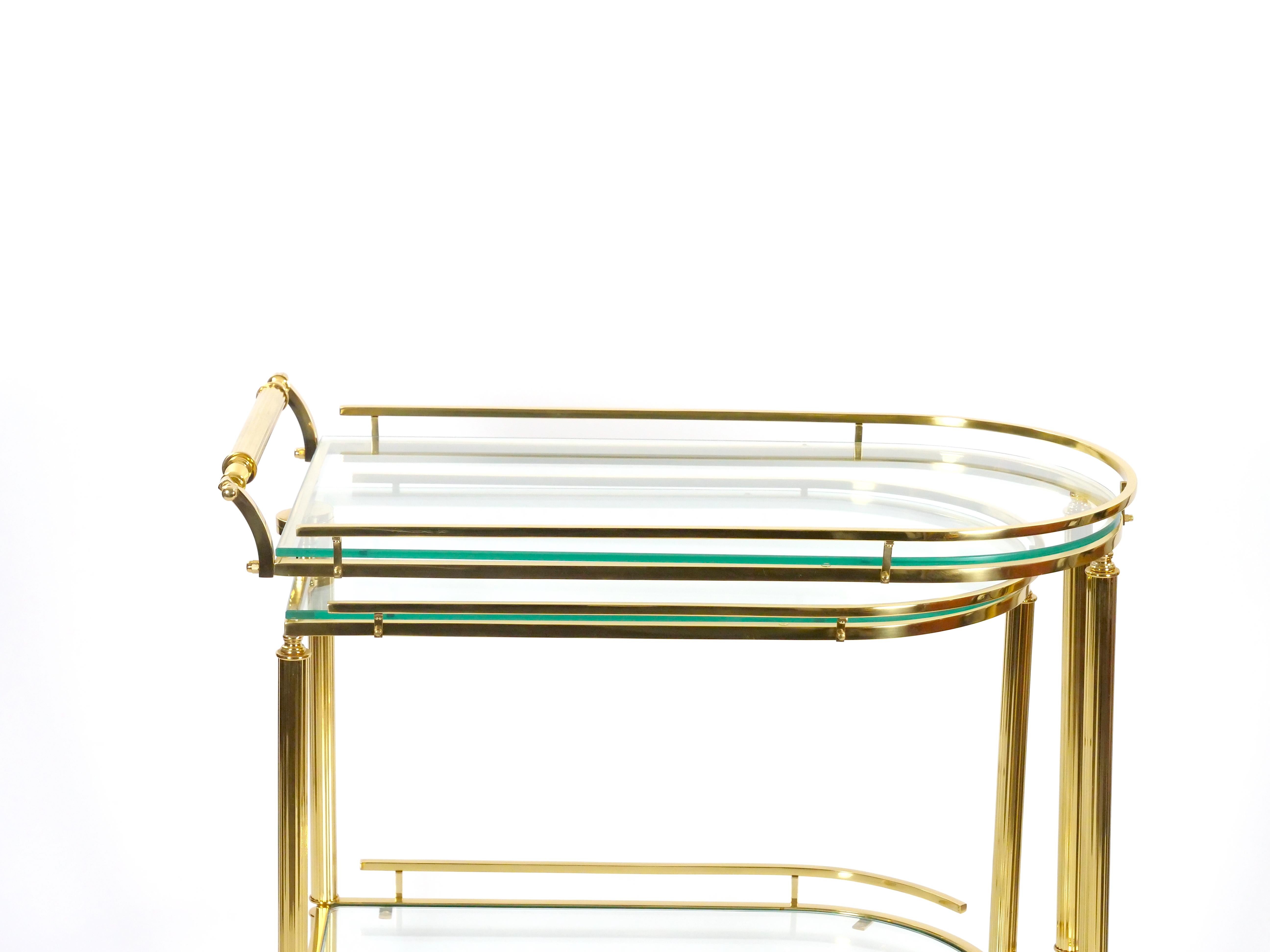 Carrito de bar basculante italiano de latón y cristal de mediados de siglo Latón en venta