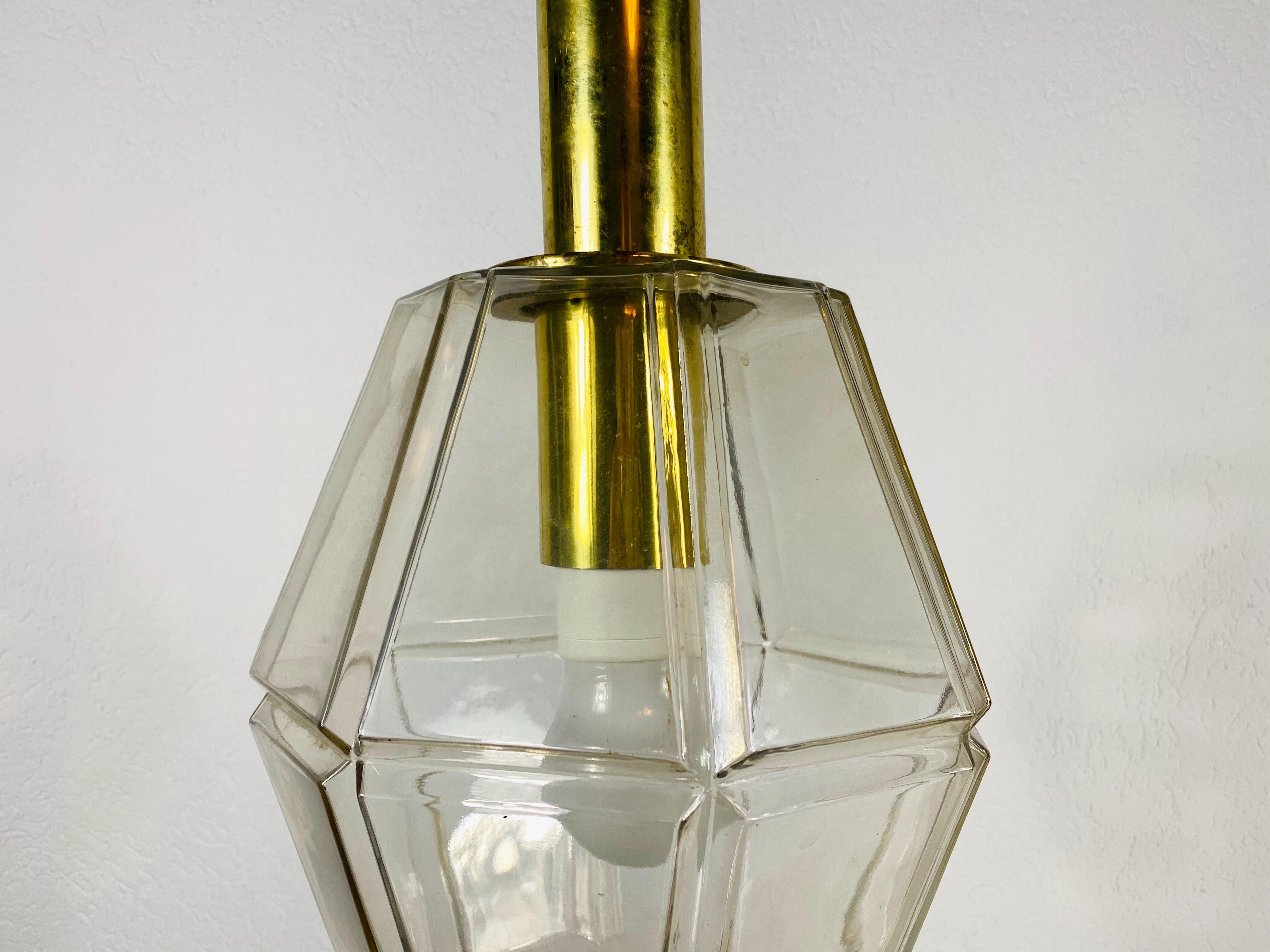 Allemand Lampe pendante en laiton et verre de Glashütte Limburg, années 1960 en vente