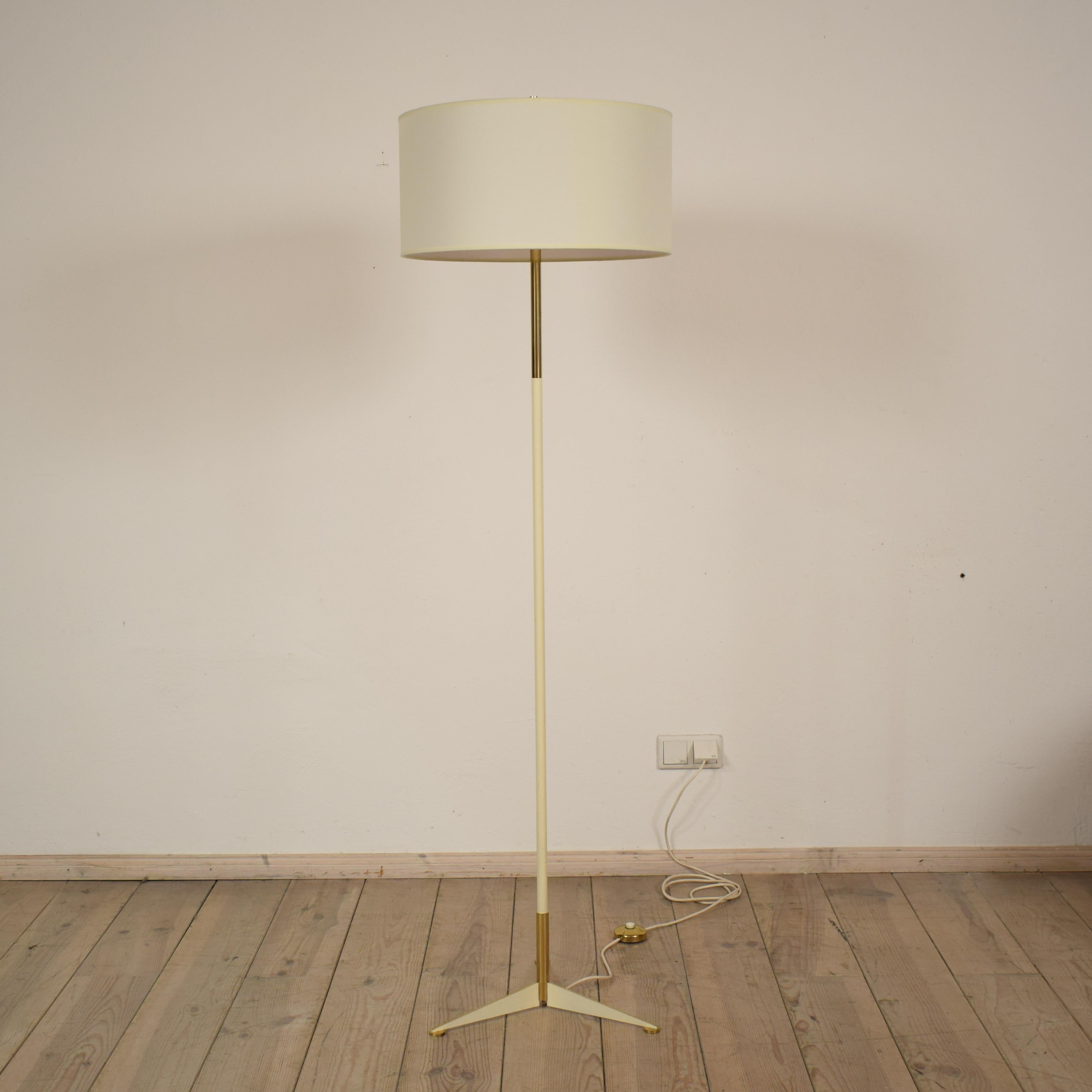 This elegant and beautiful floor lamp from the 1970s is made out of brass and lacquered metal.
It has very nice details as for example the base or the brass light switch.
The lamp is made from very high quality. It has got 3 light bulbs and makes