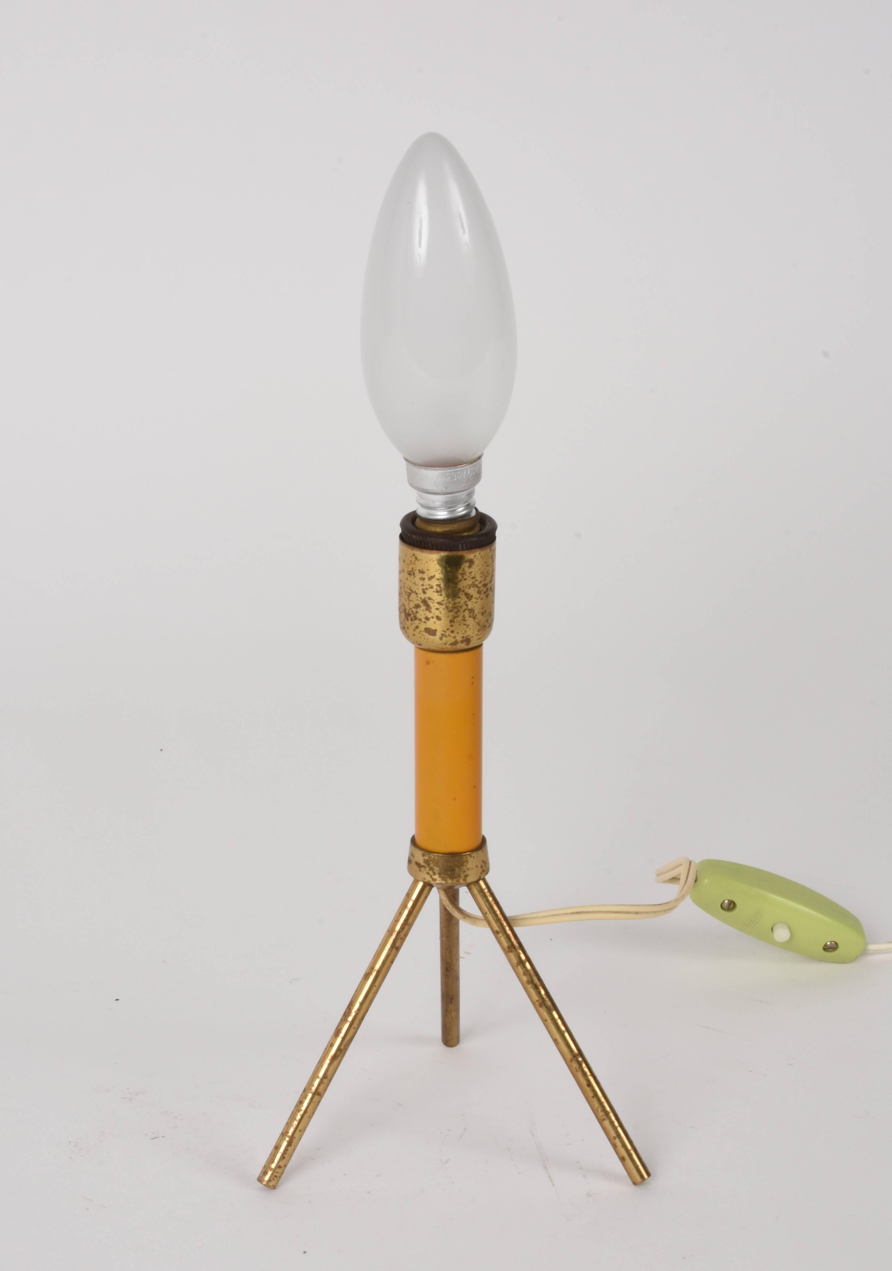 Italienische Dreibein-Tischlampe aus Messing und lackiertem Metall aus der Mitte des Jahrhunderts, 1950er Jahre (Moderne der Mitte des Jahrhunderts) im Angebot