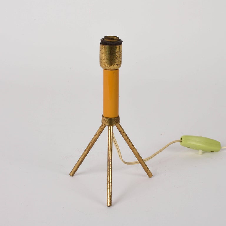 20th Century Midcentury Brass and Lacquered Metal Tripod Italian Table Lamp, 1950s For Sale