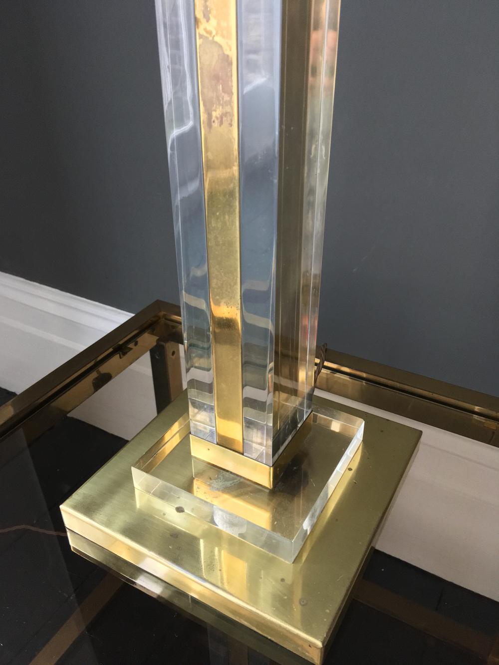 Midcentury Brass and Lucite Column Table Lamp For Sale 4