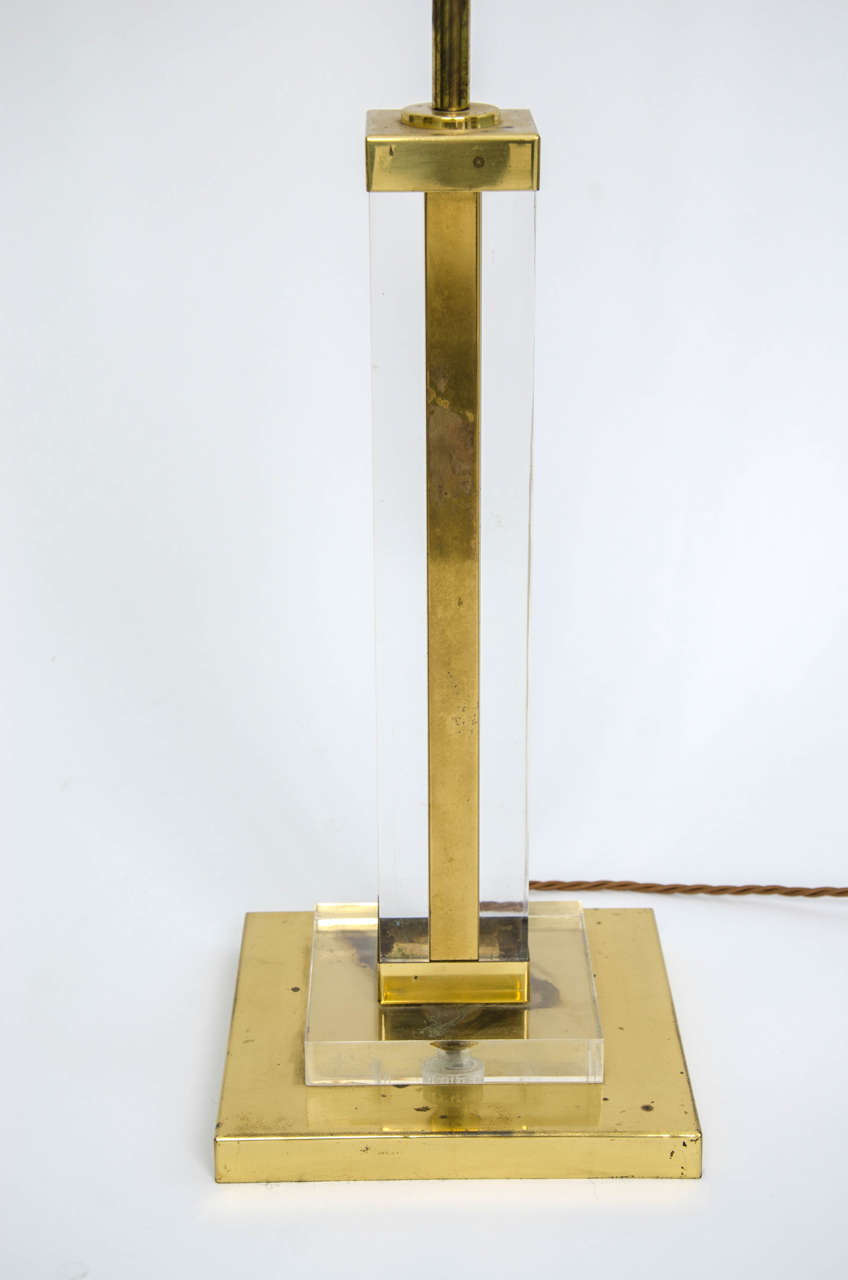Hollywood Regency Midcentury Brass and Lucite Column Table Lamp For Sale