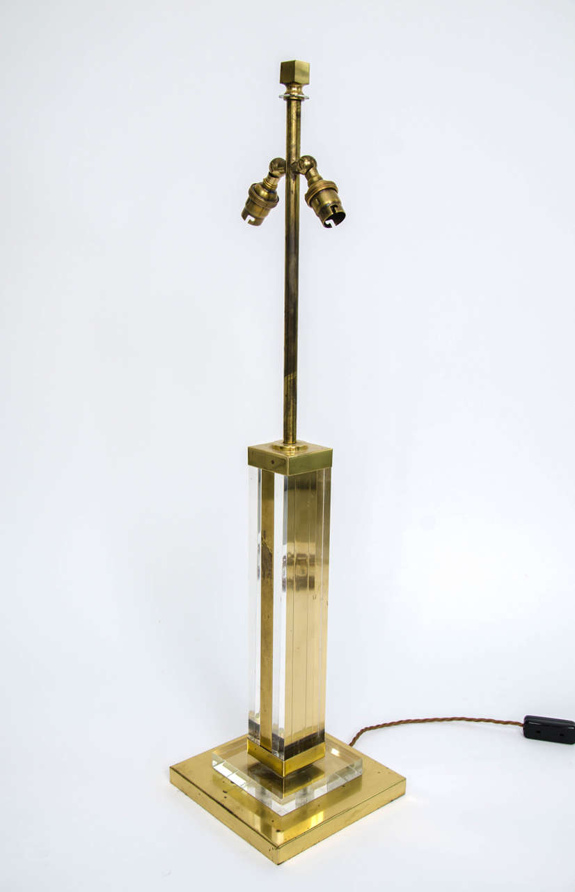 Midcentury Brass and Lucite Column Table Lamp In Good Condition For Sale In London, GB