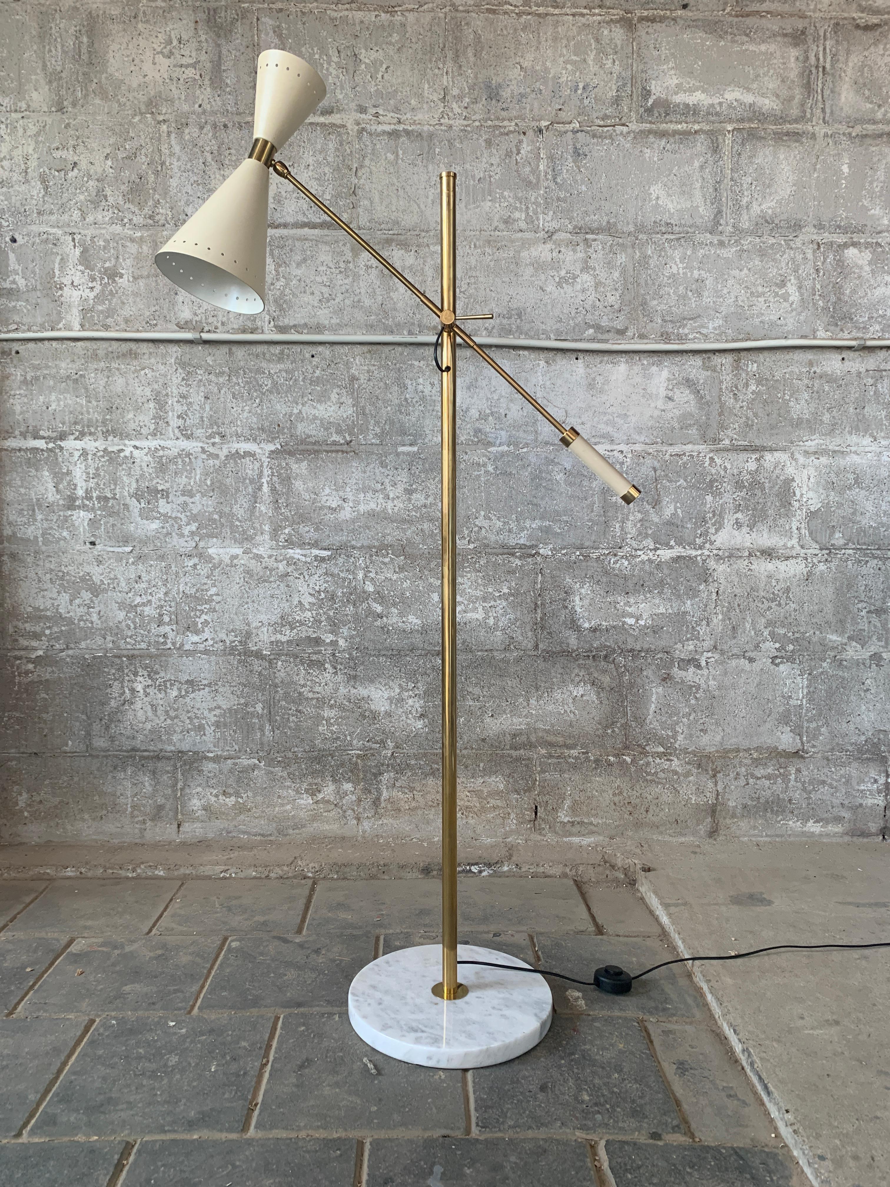 Bringen Sie zeitlose italienische Eleganz in Ihren Raum mit dieser modernen Stehleuchte aus der Mitte des Jahrhunderts, die im Stil von Stillovo gefertigt ist. Dieses aus Italien stammende Stück spiegelt das raffinierte Design und die hochwertige