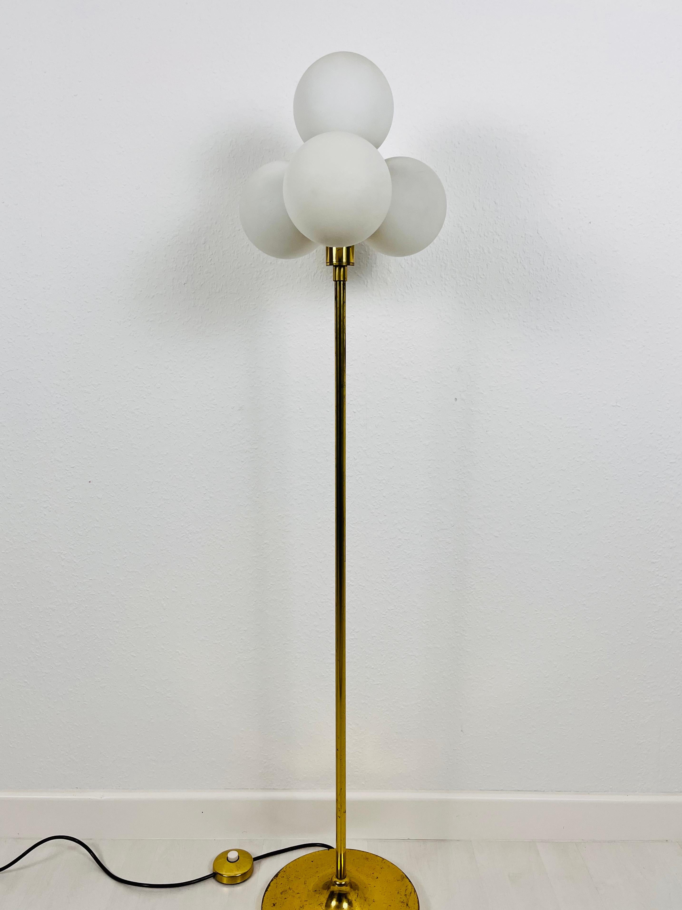 Mid-Century Modern Lampadaire à 4 bras en laiton et verre opalin du milieu du siècle dernier par Kaiser, Allemagne, années 1960 en vente