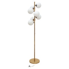 Lámpara de pie de latón y globo opalino de siete brazos de mediados de siglo, Kaiser, Alemania