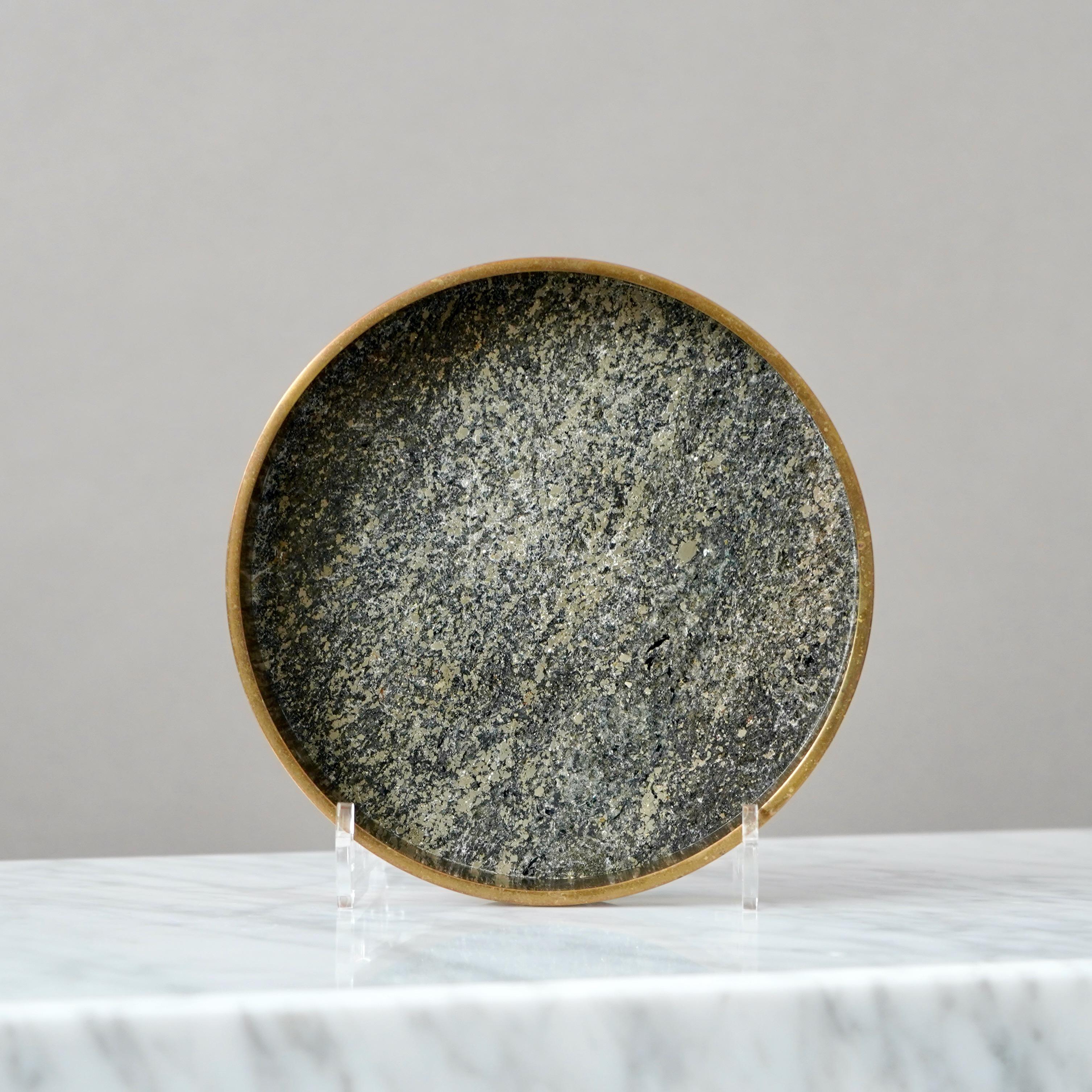 Un'elegante e pesante ciotola vintage in ottone norvegese con granito proveniente dalle miniere di Sulitjelma, nella regione norvegese della Laponia.

Realizzato da Saulo / Sulitjelma Stein og Metall, Norvegia, anni '60.

Buone condizioni, qualche