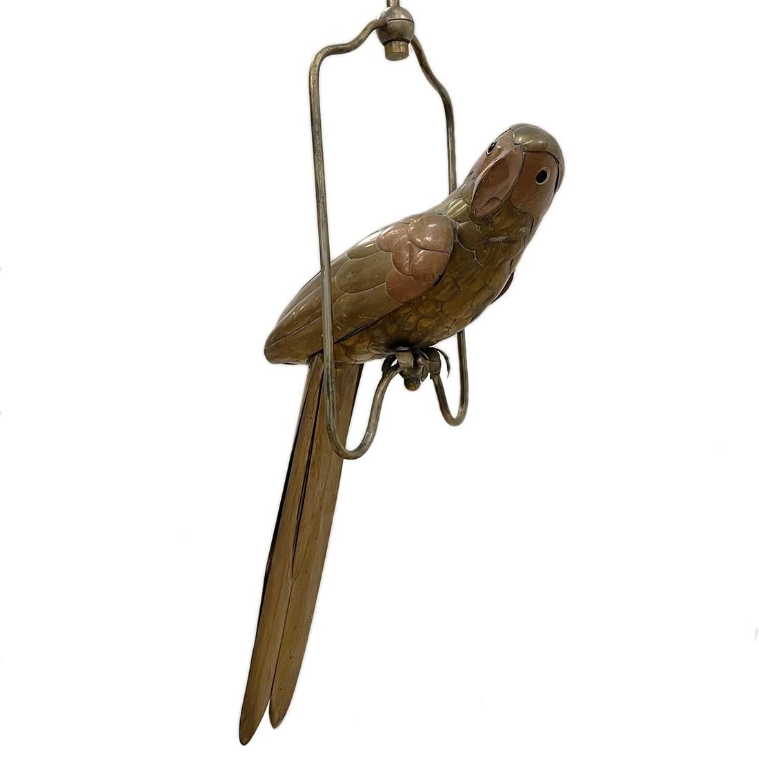 Oiseau en laiton repoussé sur pied, datant des années 1960.

Mesures :
Hauteur : 20
Largeur : 12 pouces
Profondeur : 12