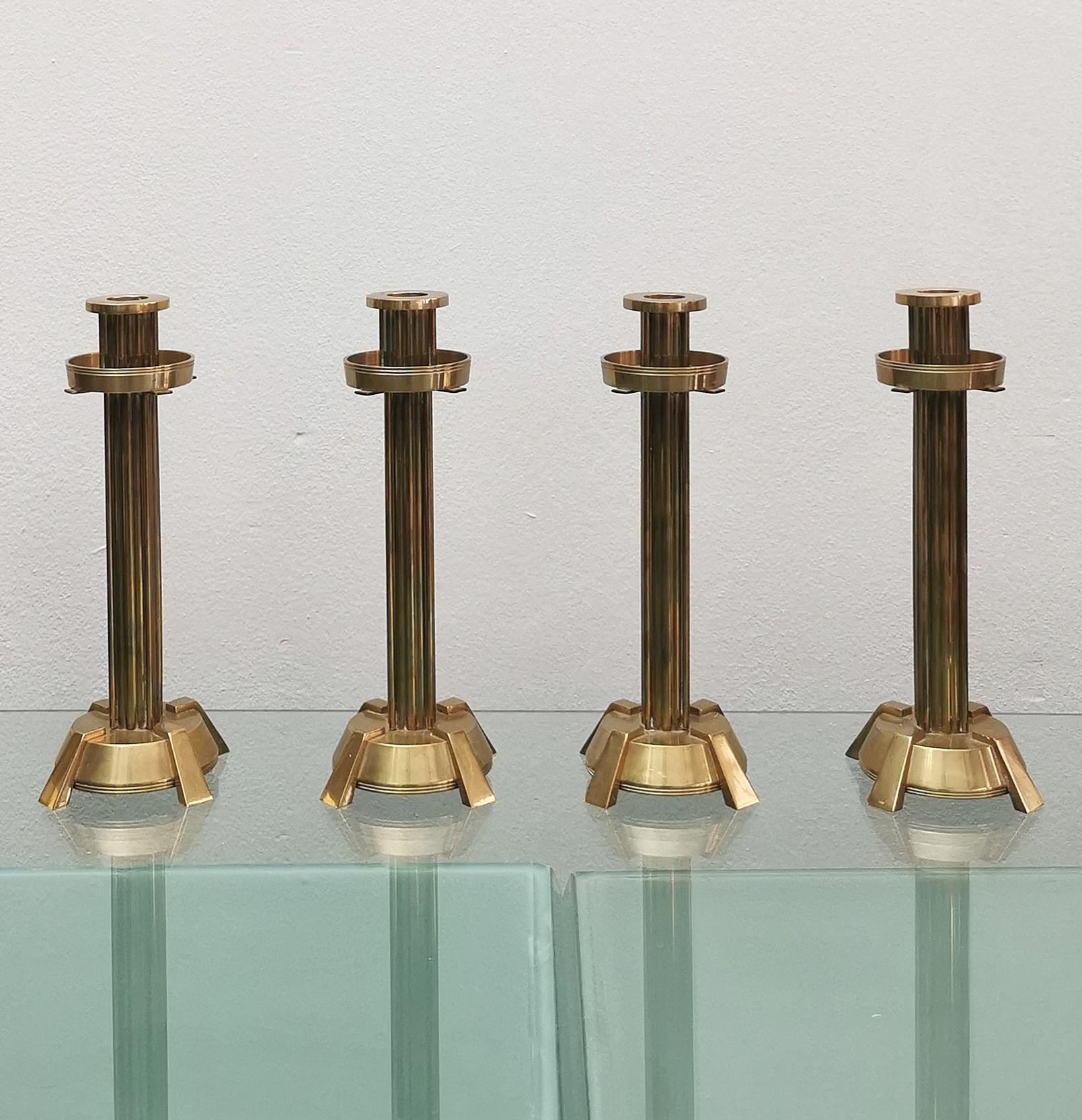 Elegant Set de 4 monocères / candélabres de taille considérable produits en Italie dans les années 70, entièrement en laiton et s'adaptant à tous les environnements.



Note : Nous essayons d'offrir à nos clients un excellent service, même pour les