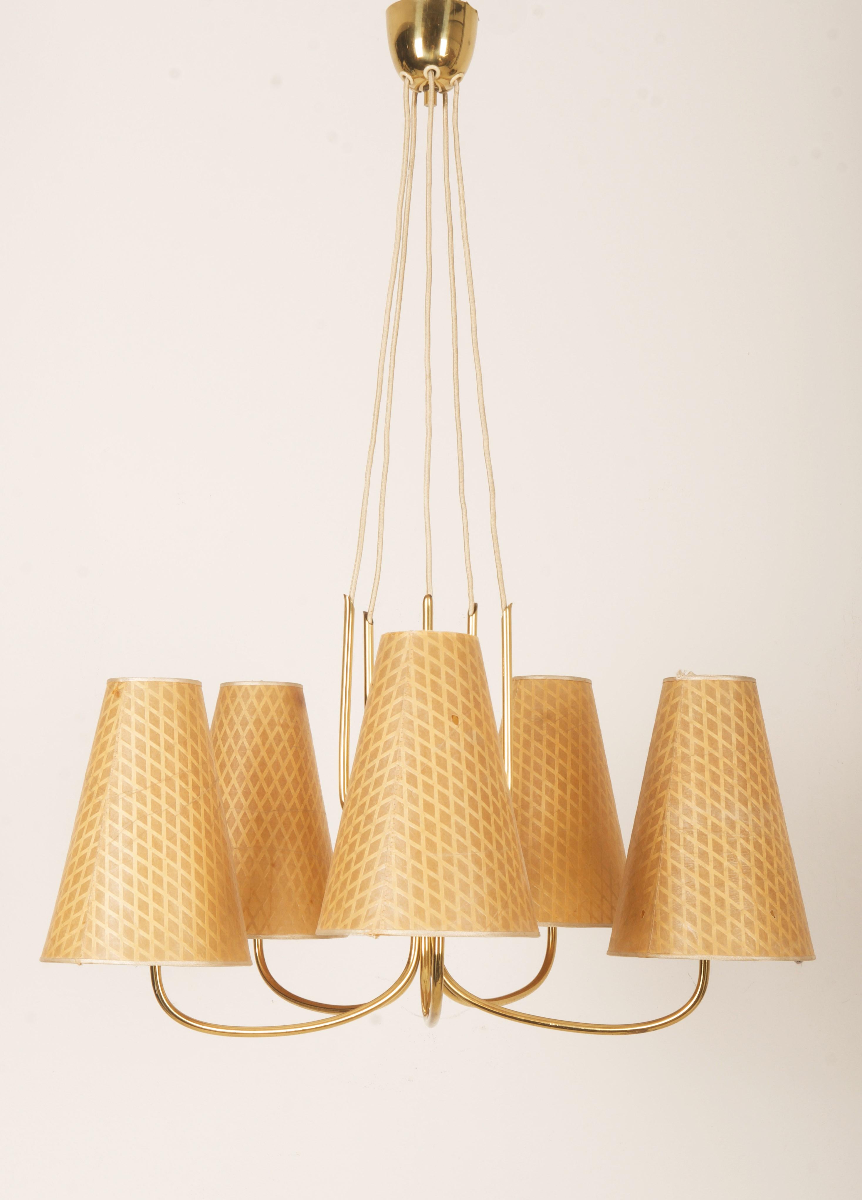 Mid-Century moderno Lampadario in ottone del Medioevo di Rupert Nikoll in vendita