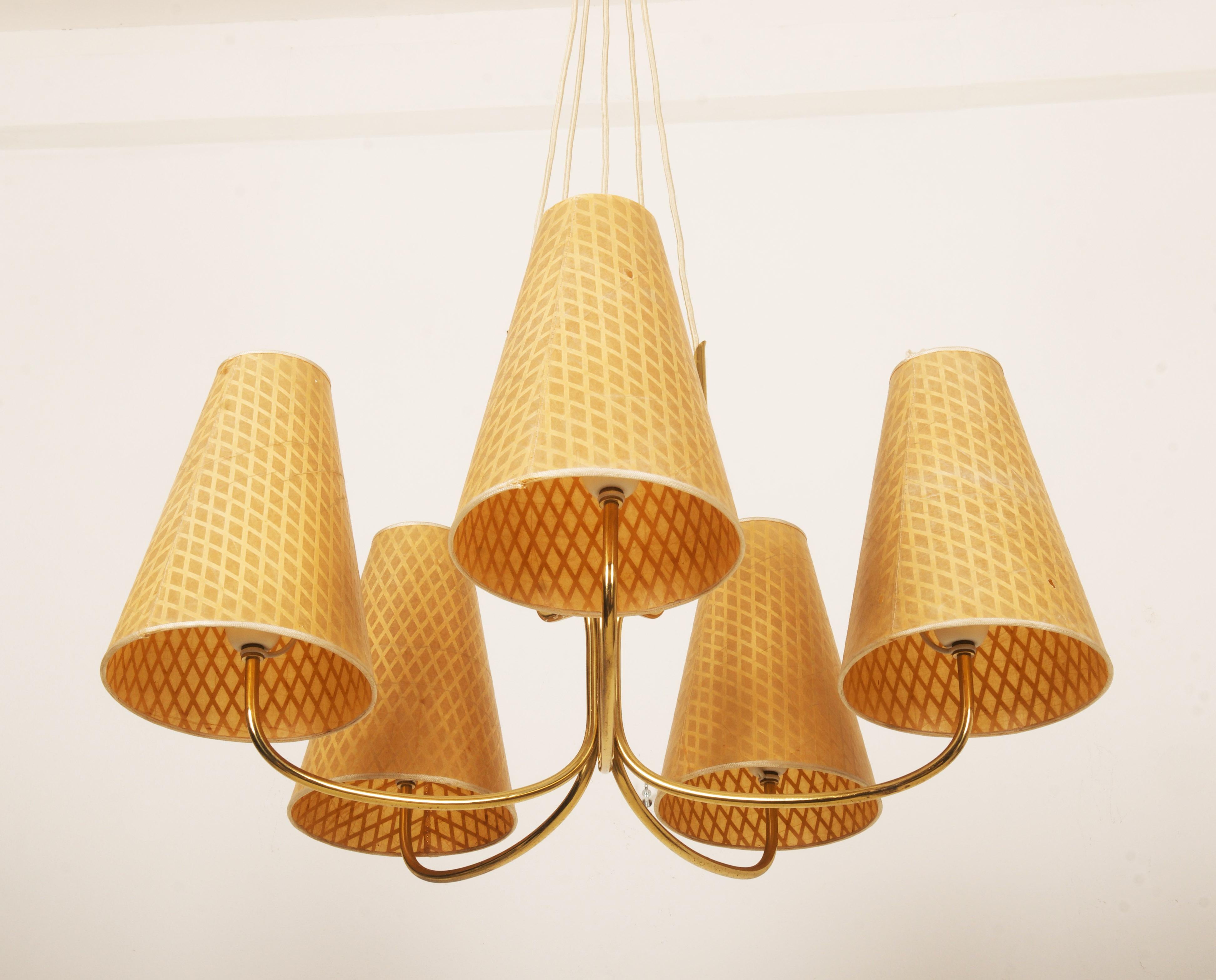 Metà XX secolo Lampadario in ottone del Medioevo di Rupert Nikoll in vendita
