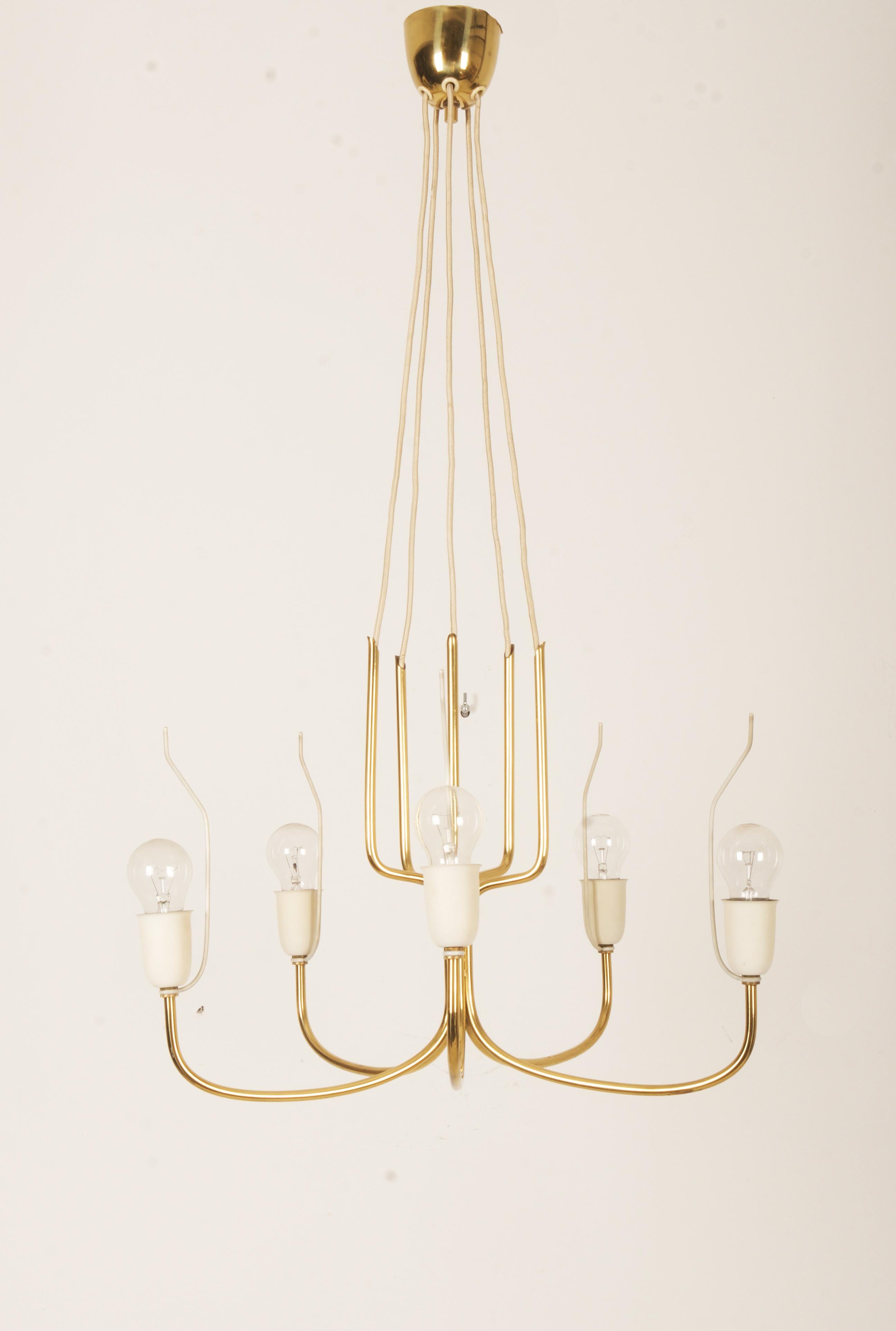 Ottone Lampadario in ottone del Medioevo di Rupert Nikoll in vendita