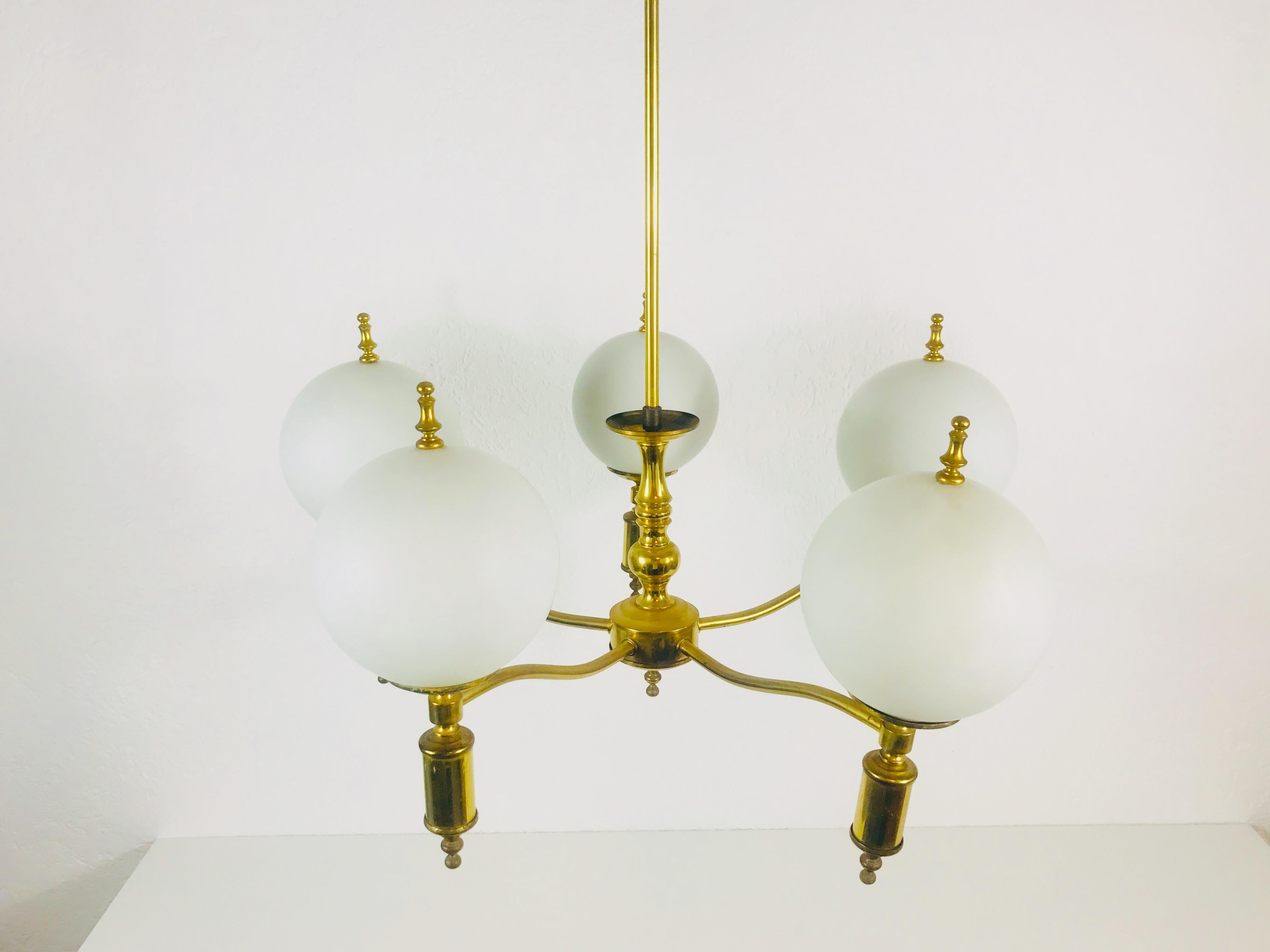 Brass chandelier in the style of Maison Lunel from the 1950s.

The light requires E14 light bulbs.