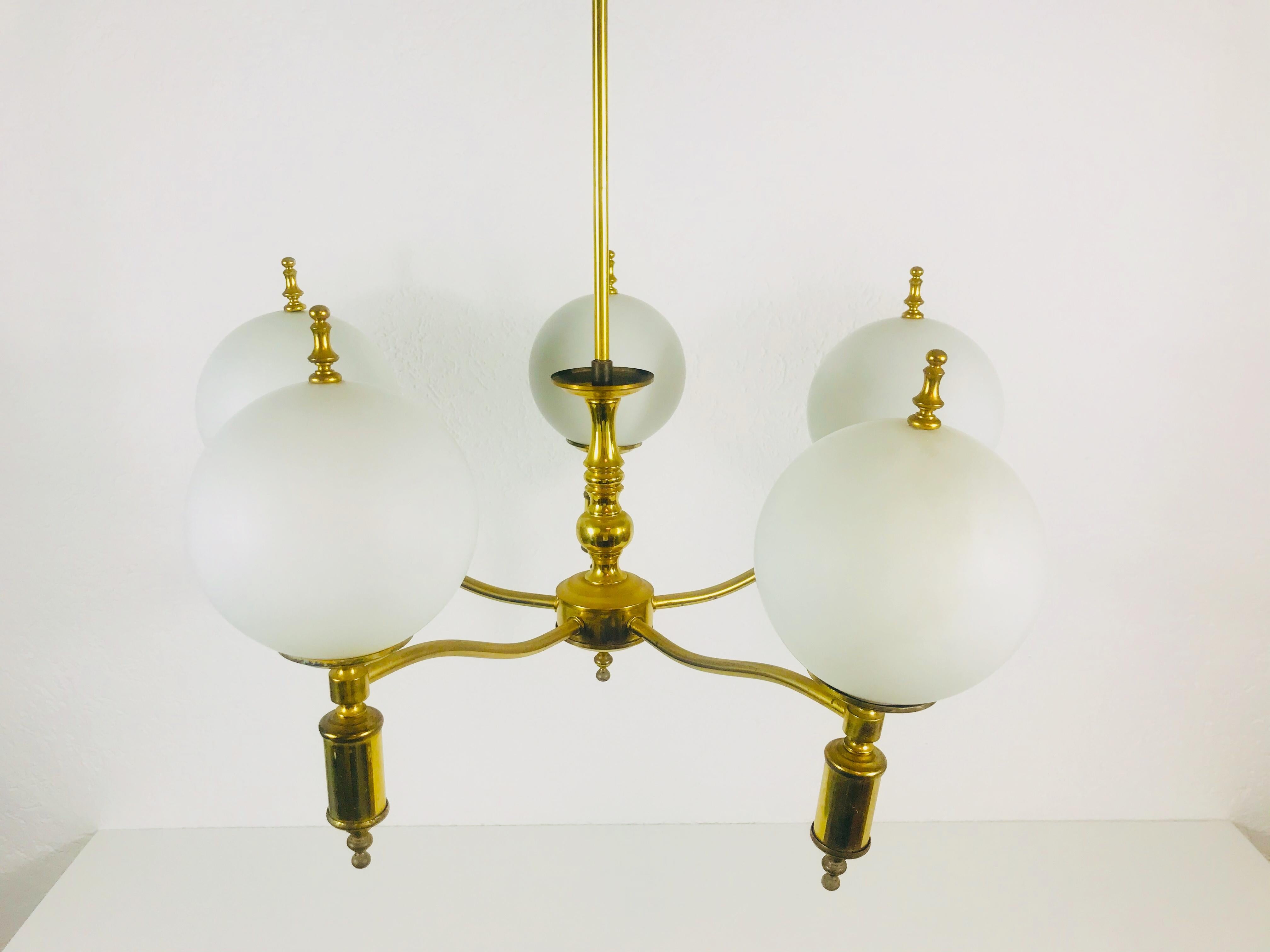 Midcentury Brass Chandelier in the Style of Maison Lunel, 1950s In Good Condition For Sale In Hagenbach, DE
