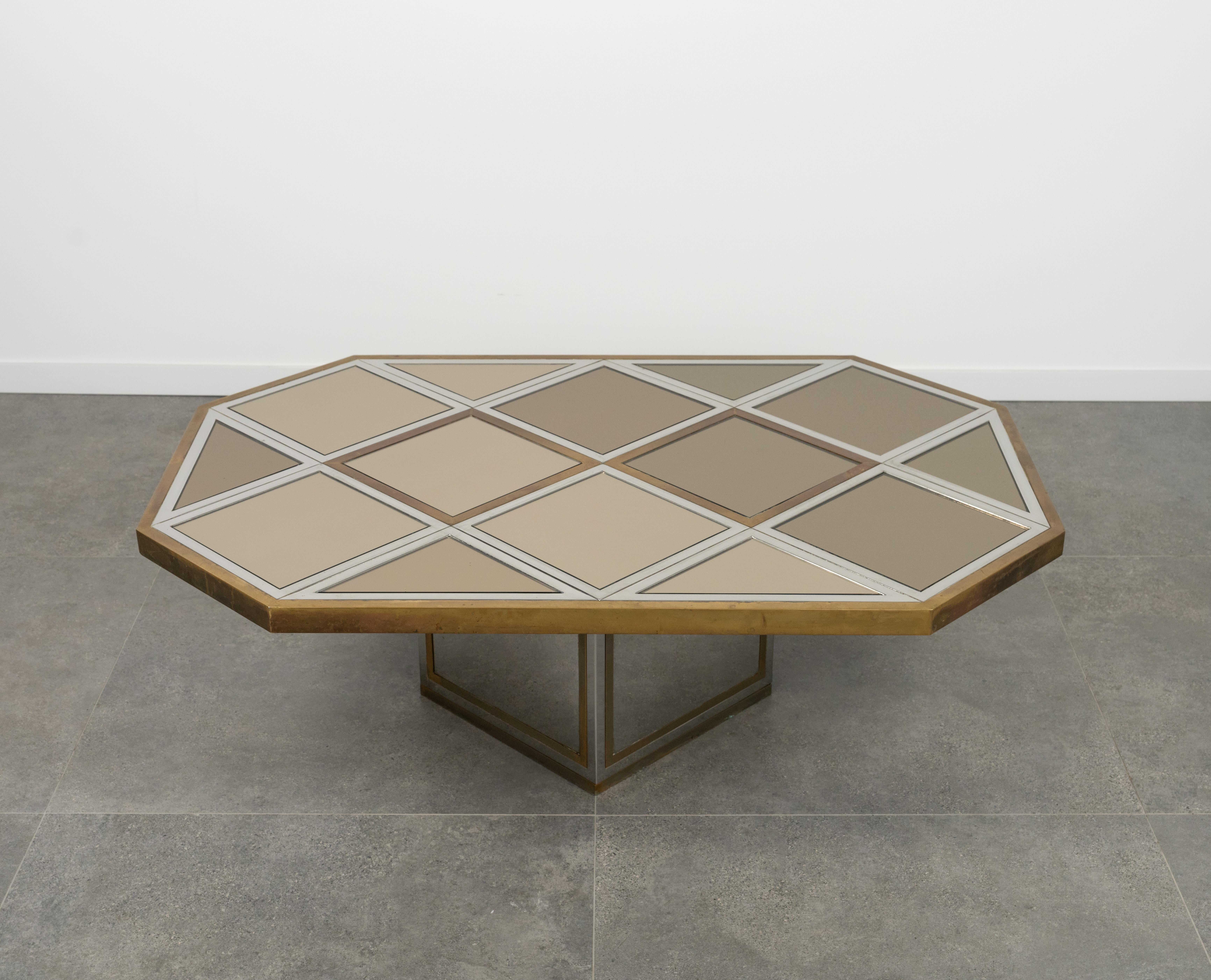 Midcentury amazing geometric coffee table in brass, chrome and smoked mirror in the style of Romeo Rega.

Made in Italy in the 1970s.

A beautiful piece of design, this coffee table deserves to be the focal point of your living room.