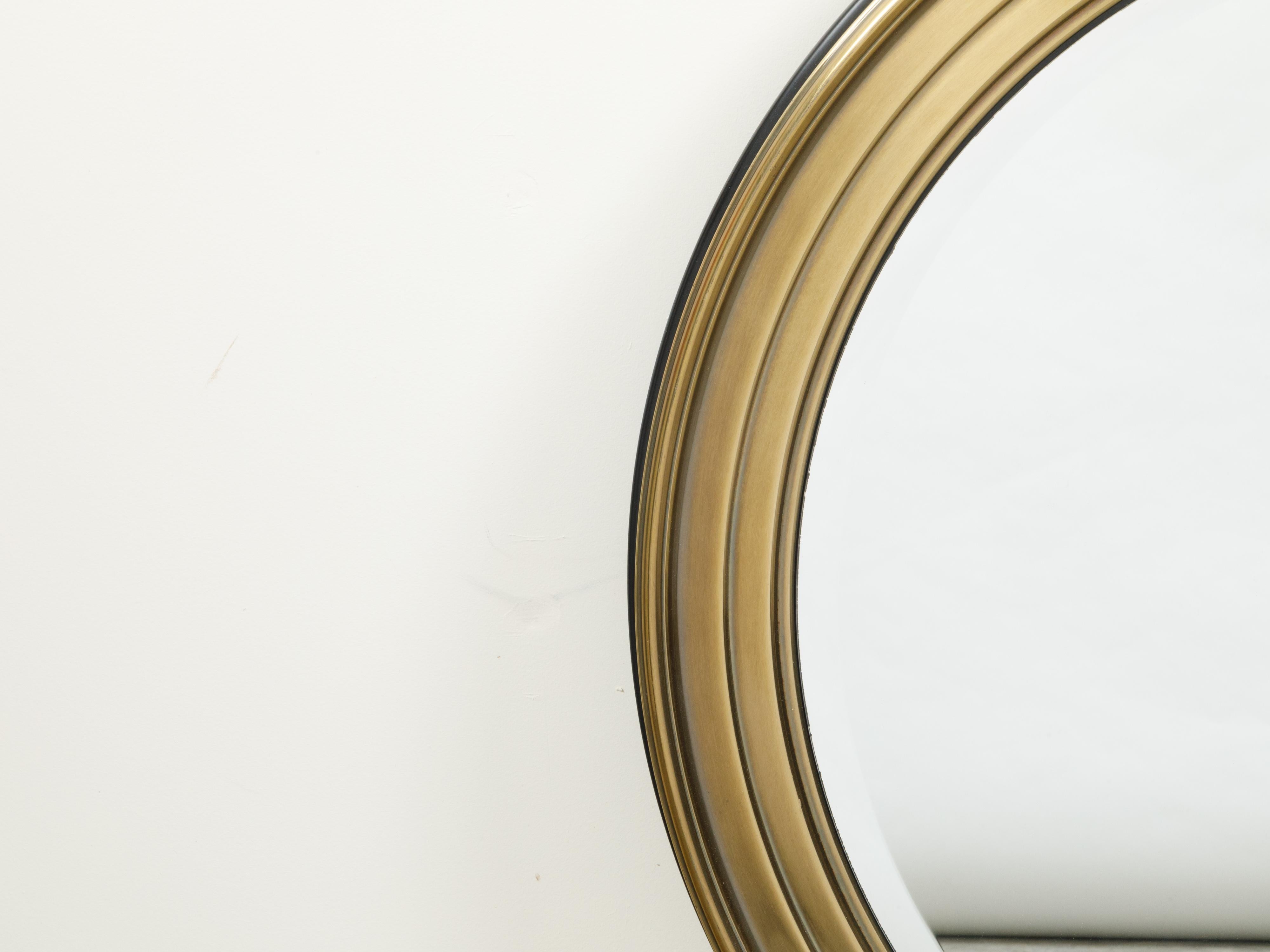 Mid-Century Modern Miroir circulaire en laiton du milieu du siècle avec cadre en escalier et bord biseauté en vente