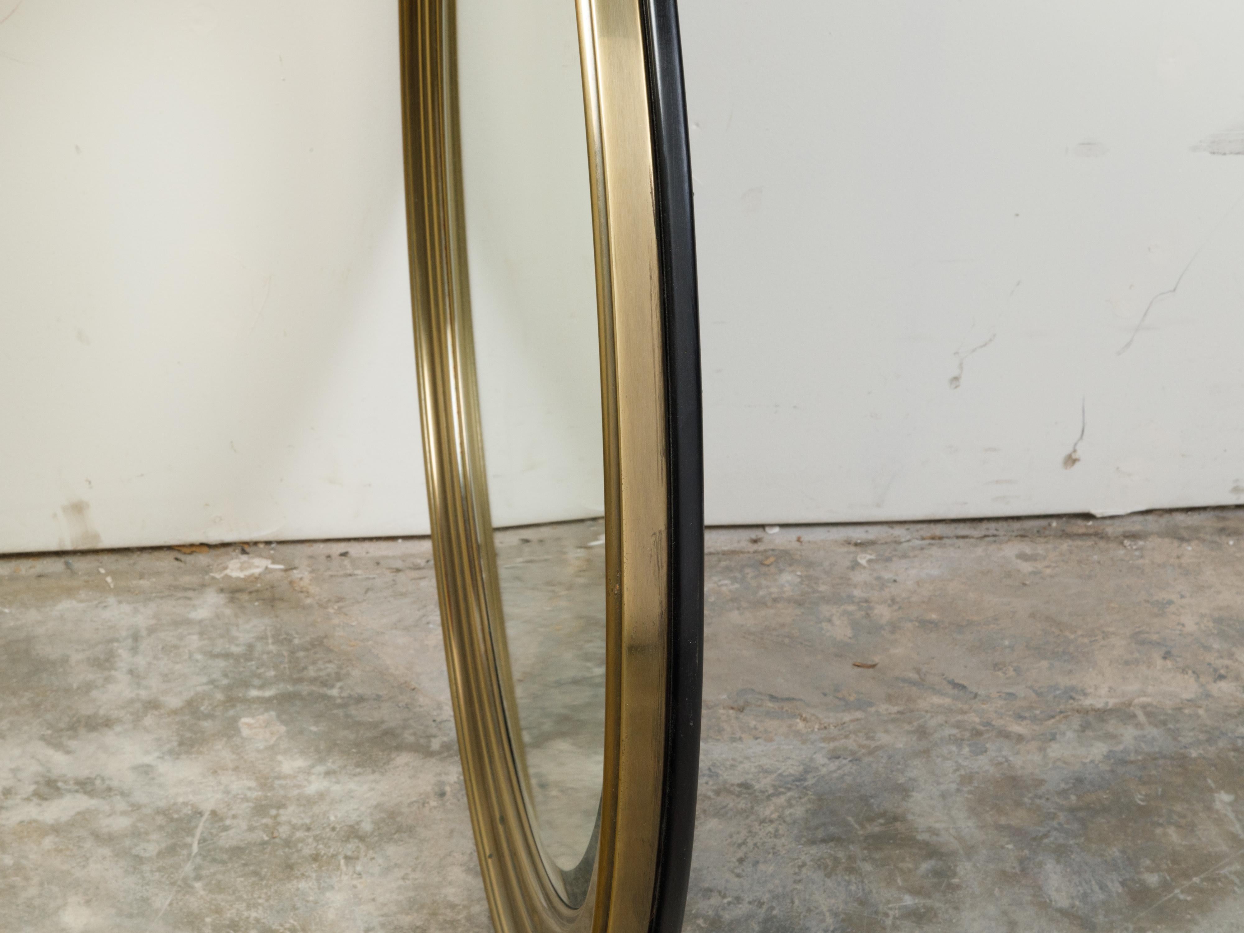 Laiton Miroir circulaire en laiton du milieu du siècle avec cadre en escalier et bord biseauté en vente
