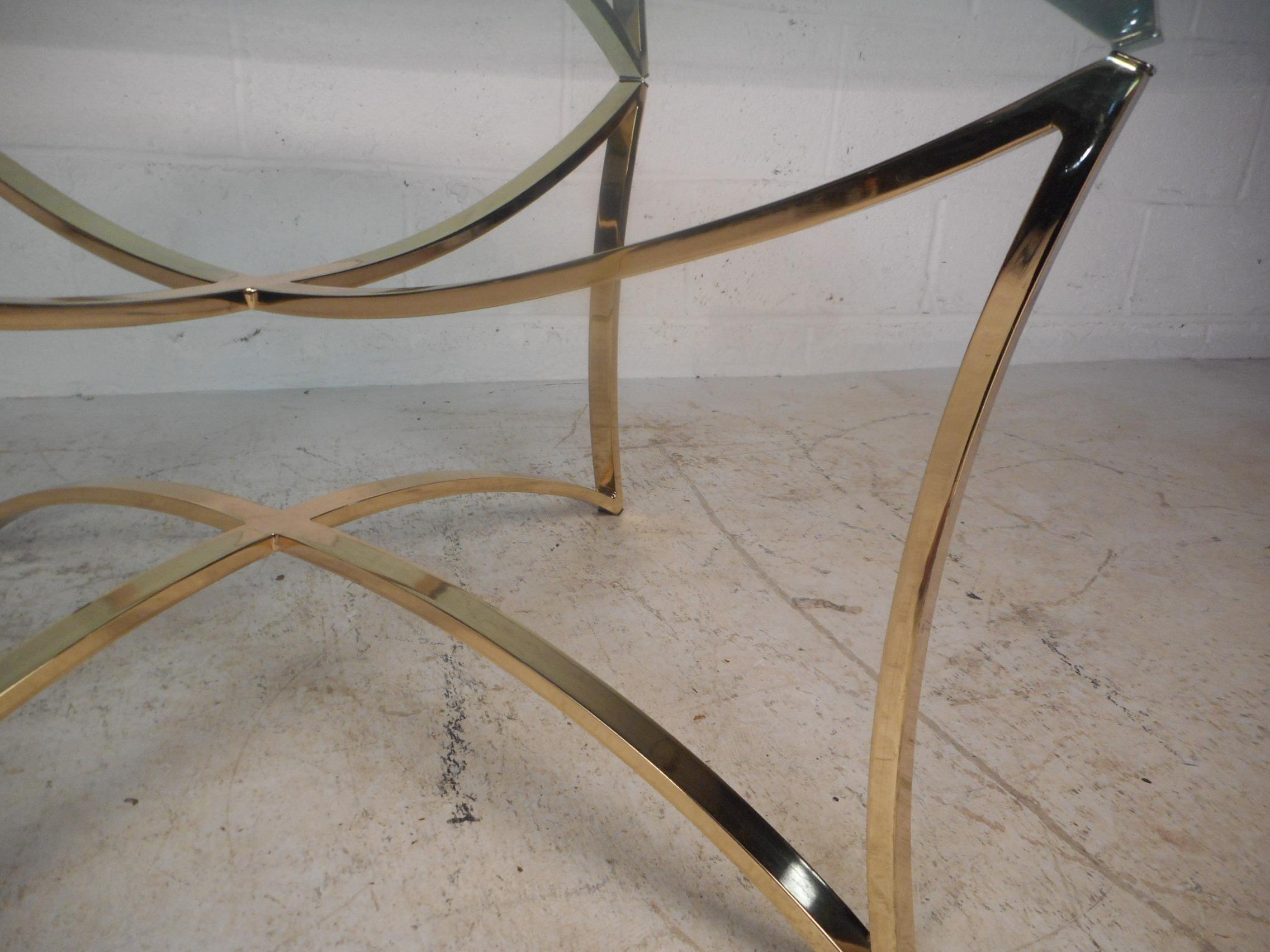 Table basse en laiton du milieu du siècle en vente 2