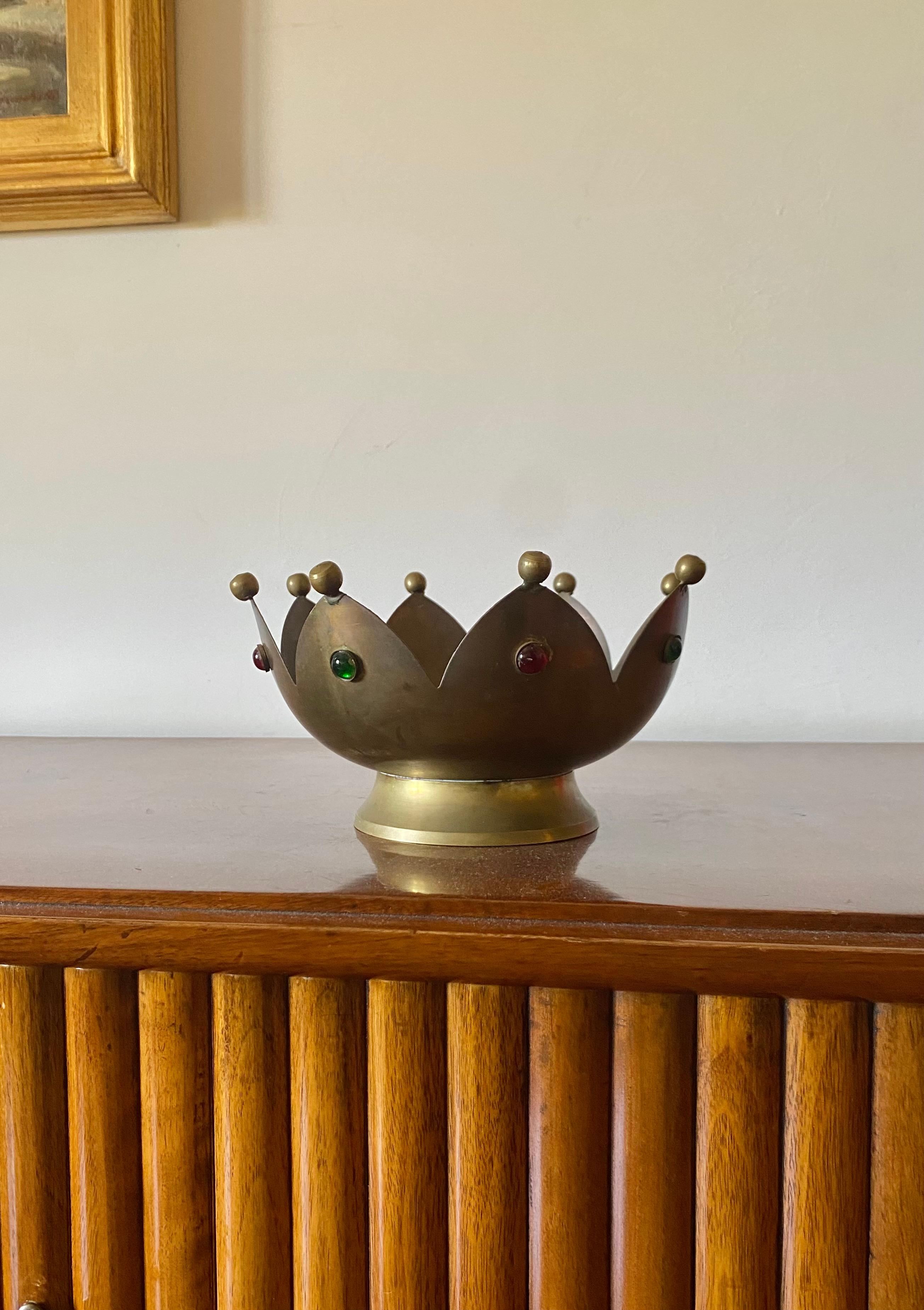 Midcentury brass crown shaped ashtray / vide poche

France 1960s

brass, glass

H 12.5 x 22 cm diam.

Conditions: very good consistent with age and use