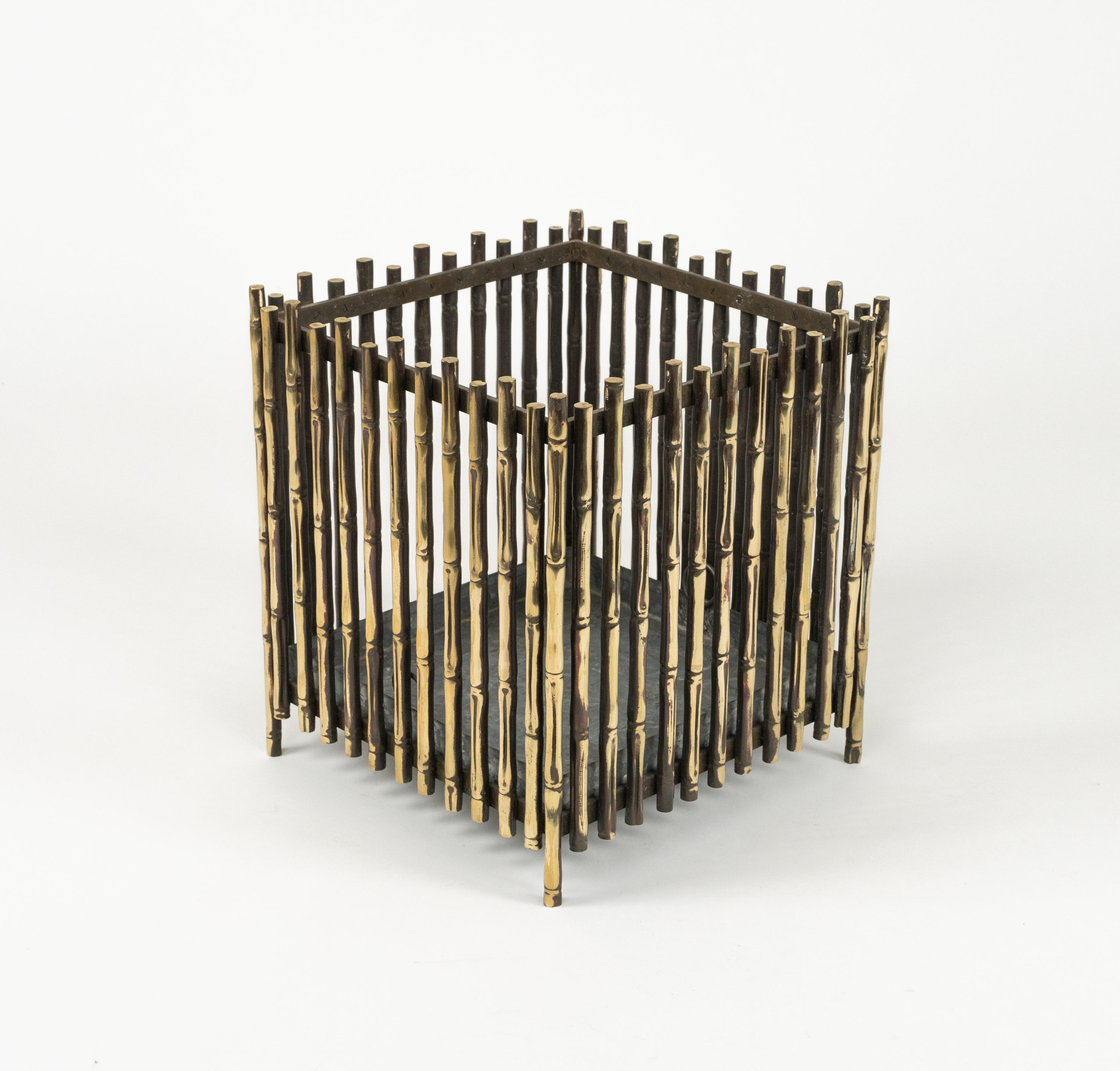 Midcentury beautiful squared plant holder in brass faux bamboo effect by Maison Baguès.

Made in France in the 1960s.
