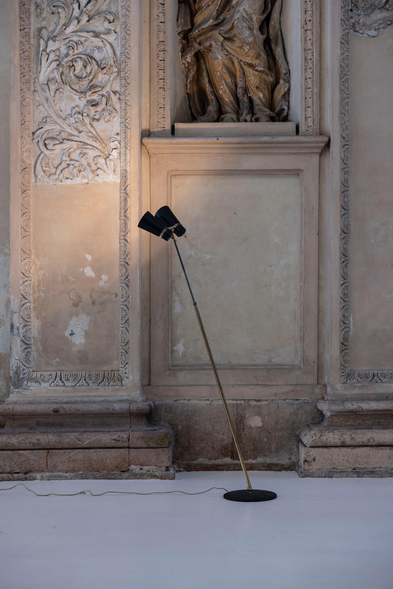 Mid-Century moderno Lampada da terra in ottone del Medioevo di Giuseppe Ostuni per Oluce, Italia 1960 in vendita