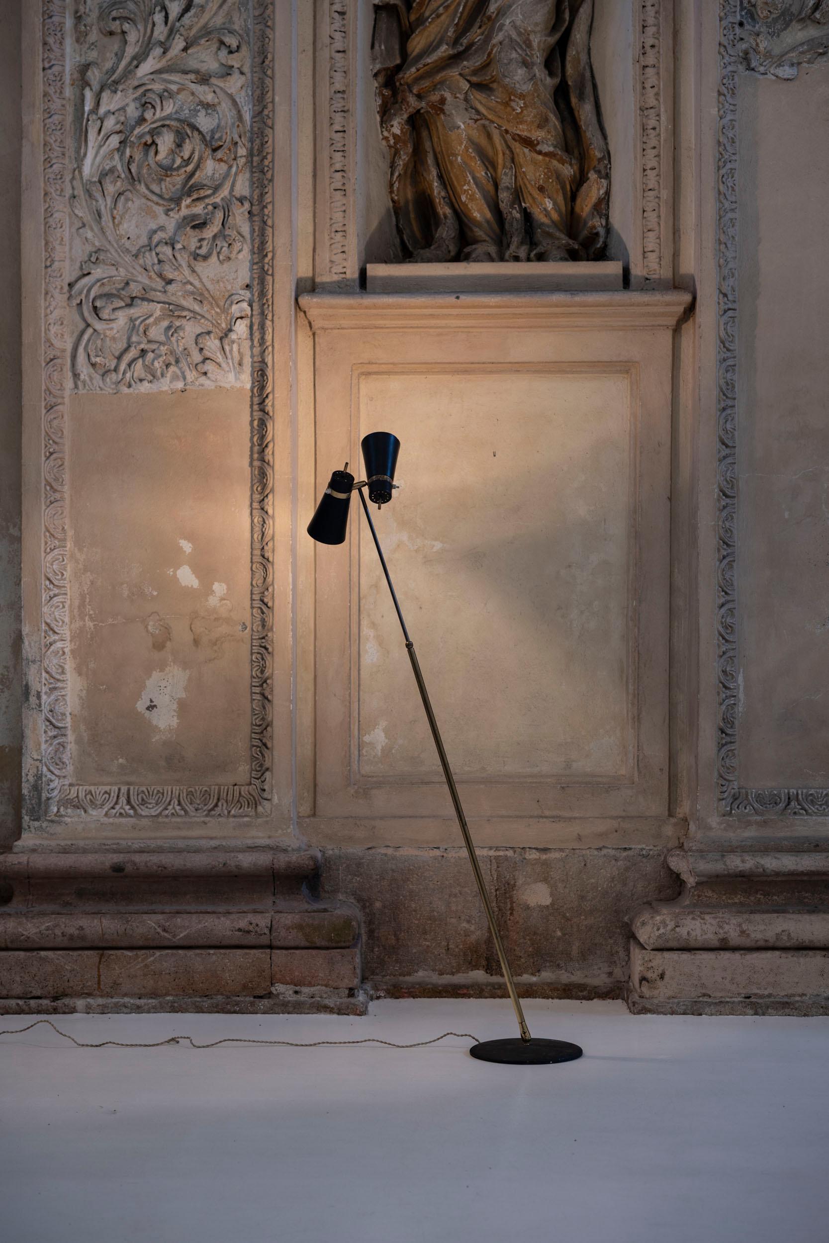 Italiano Lampada da terra in ottone del Medioevo di Giuseppe Ostuni per Oluce, Italia 1960 in vendita