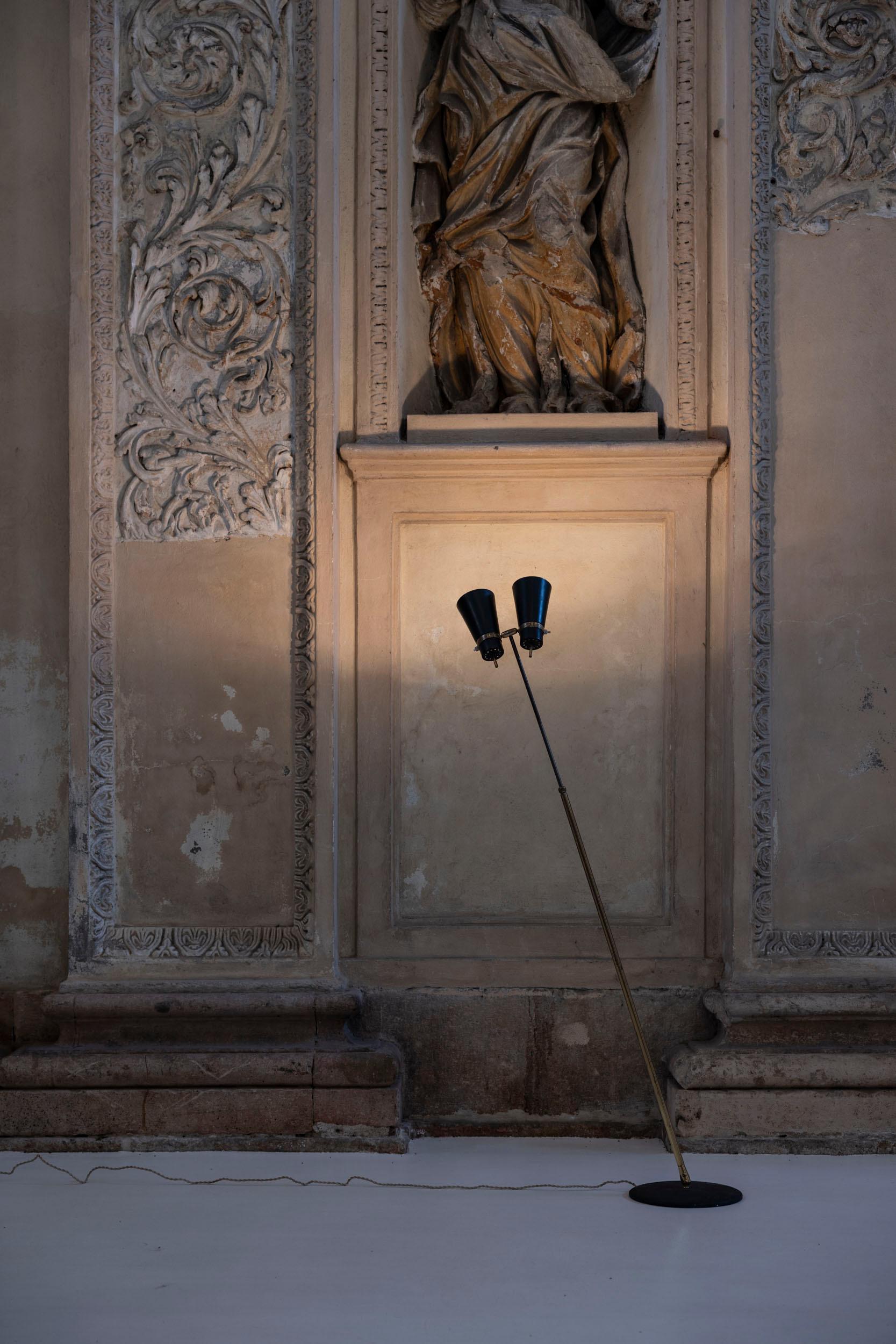 Lampada da terra in ottone del Medioevo di Giuseppe Ostuni per Oluce, Italia 1960 In condizioni ottime in vendita a Piacenza, Italy
