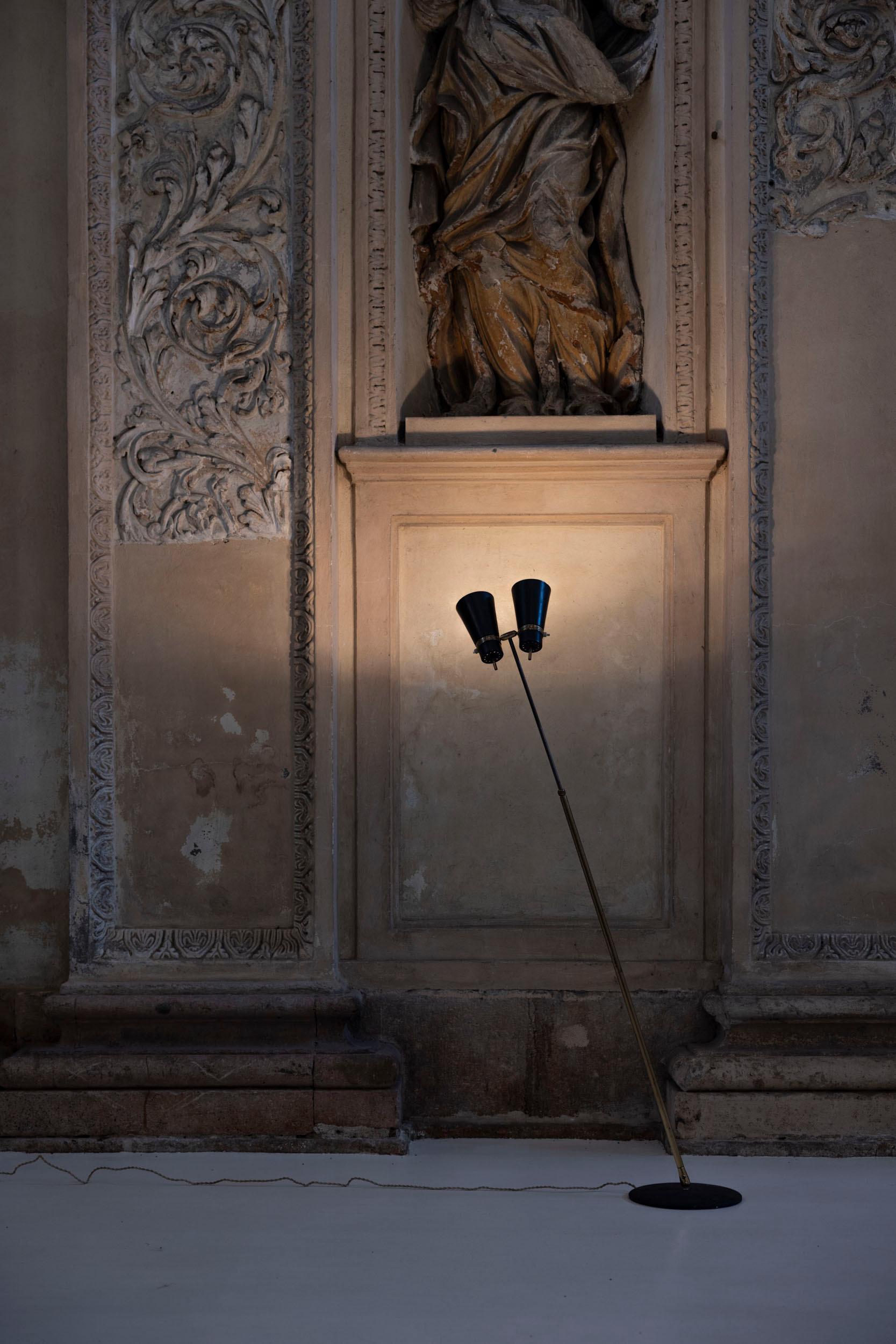 Metà XX secolo Lampada da terra in ottone del Medioevo di Giuseppe Ostuni per Oluce, Italia 1960 in vendita