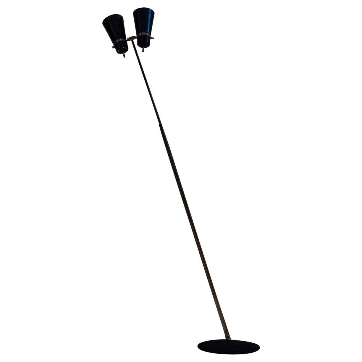 Stehlampe aus Messing aus der Mitte des Jahrhunderts von Giuseppe Ostuni per Oluce, Italien 1960 im Angebot